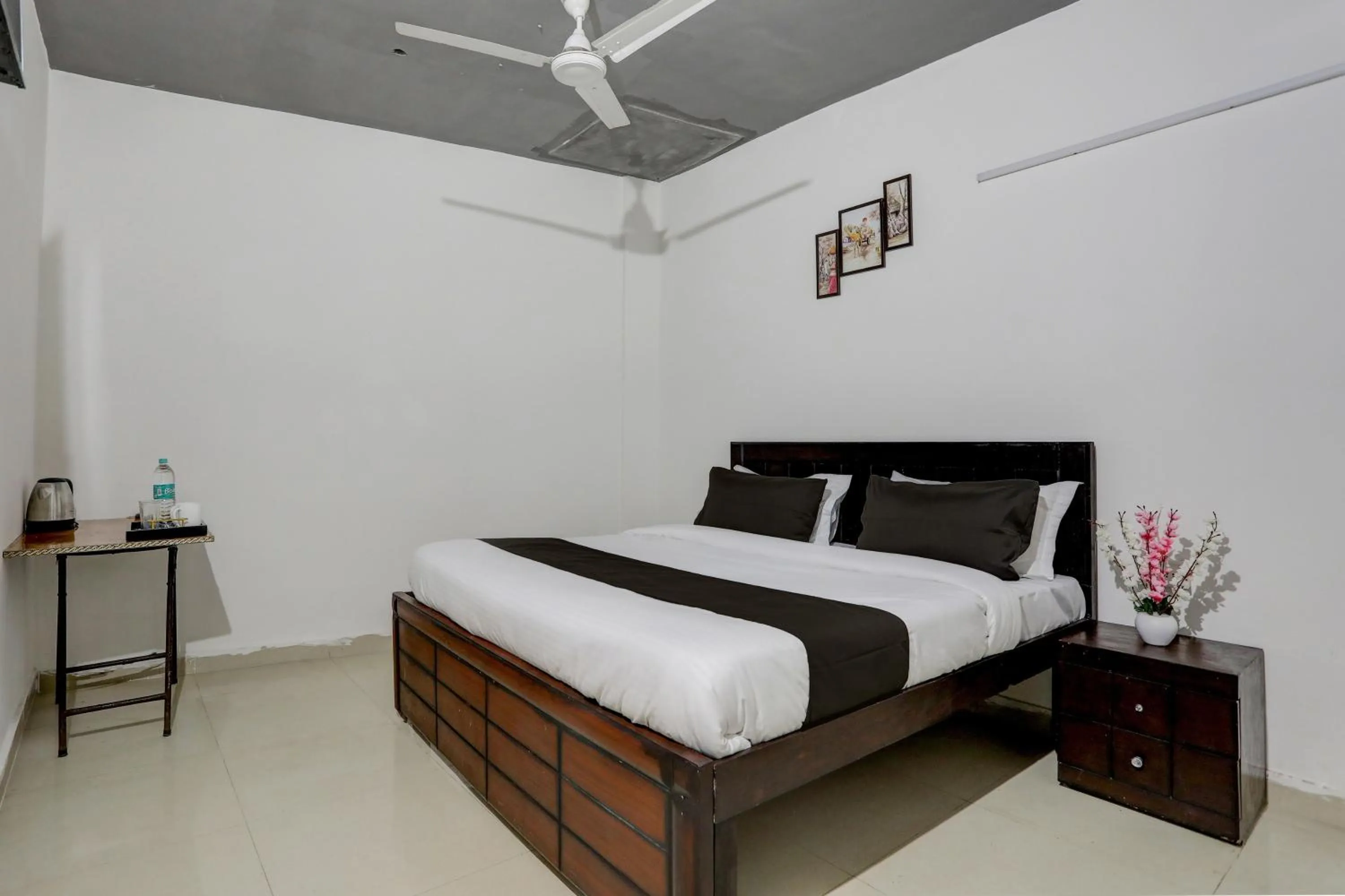 Bedroom, Bed in Hotel O by OYO the royal villa