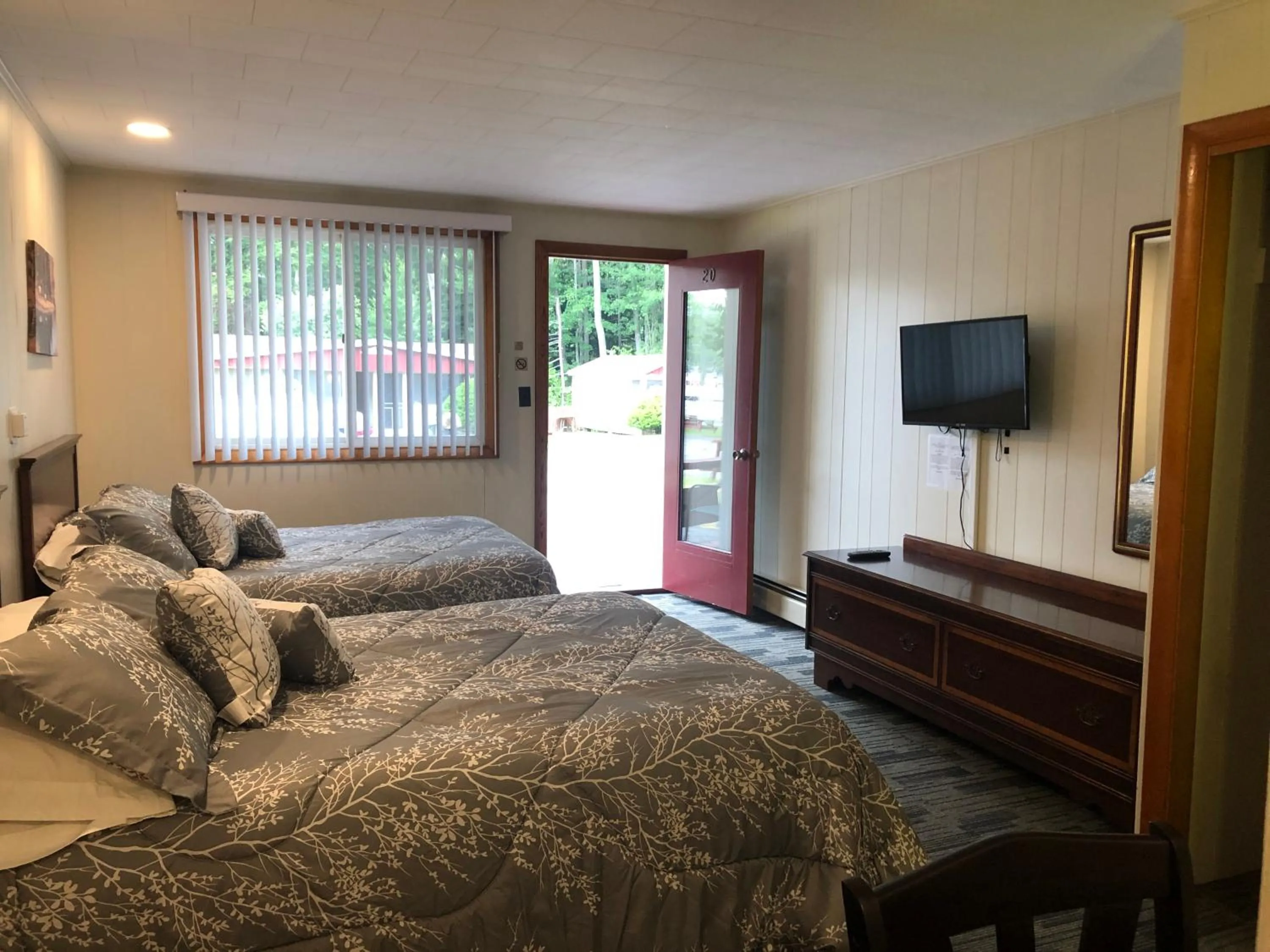 Photo of the whole room in Marcotte Motor Court