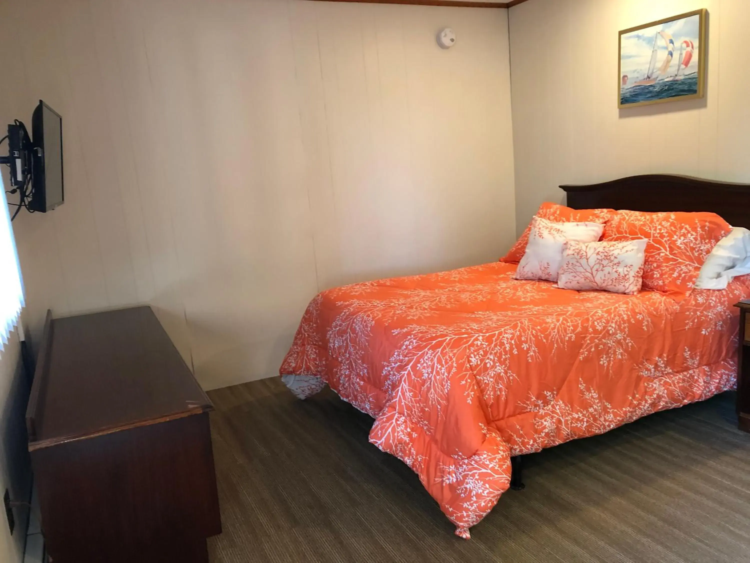 Room 19 - Double Room with Kitchenette & Private Bedroom in Marcotte Motor Court Room 19 - Double Room with Kitchenette & Private Bedroom in Marcotte Motor Court