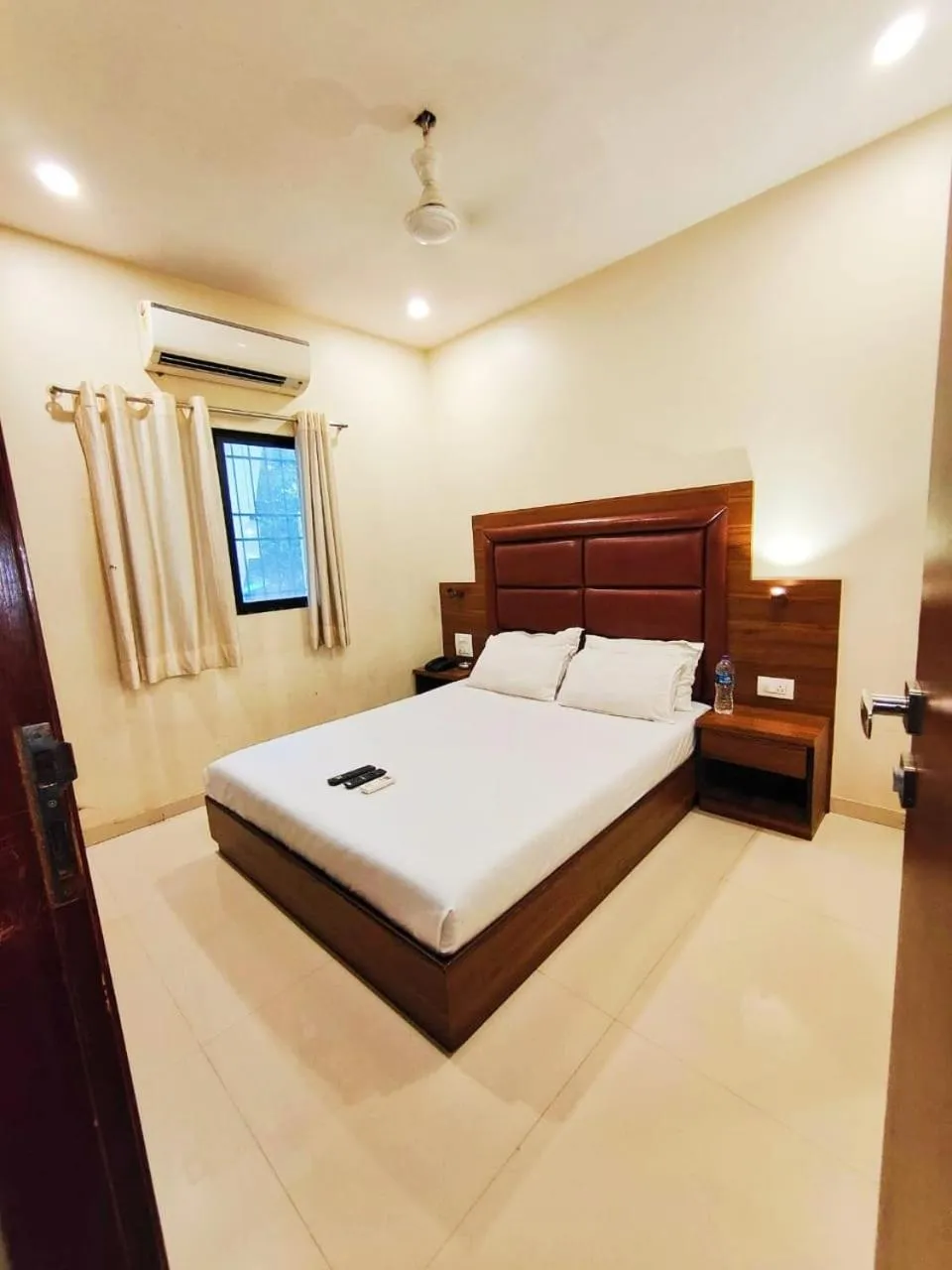 Bed in Hotel Avion Palace