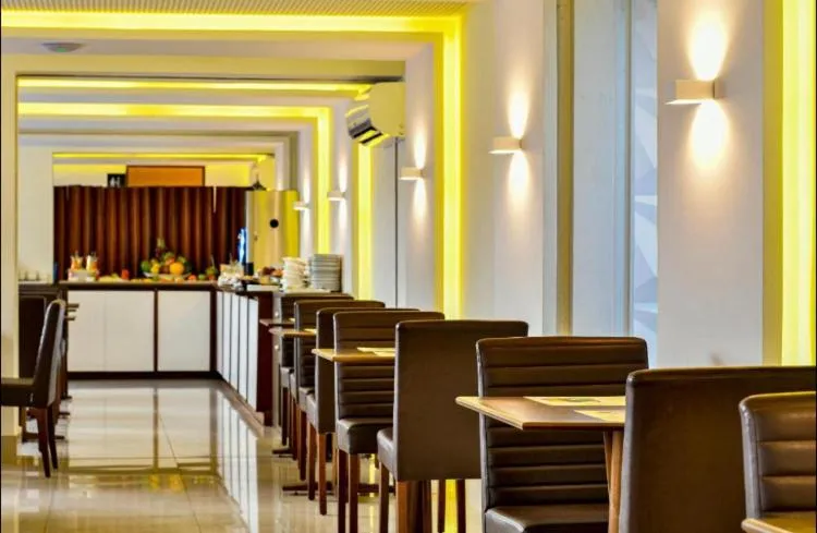 Restaurant/places to eat in Gold Flat Cabo Branco