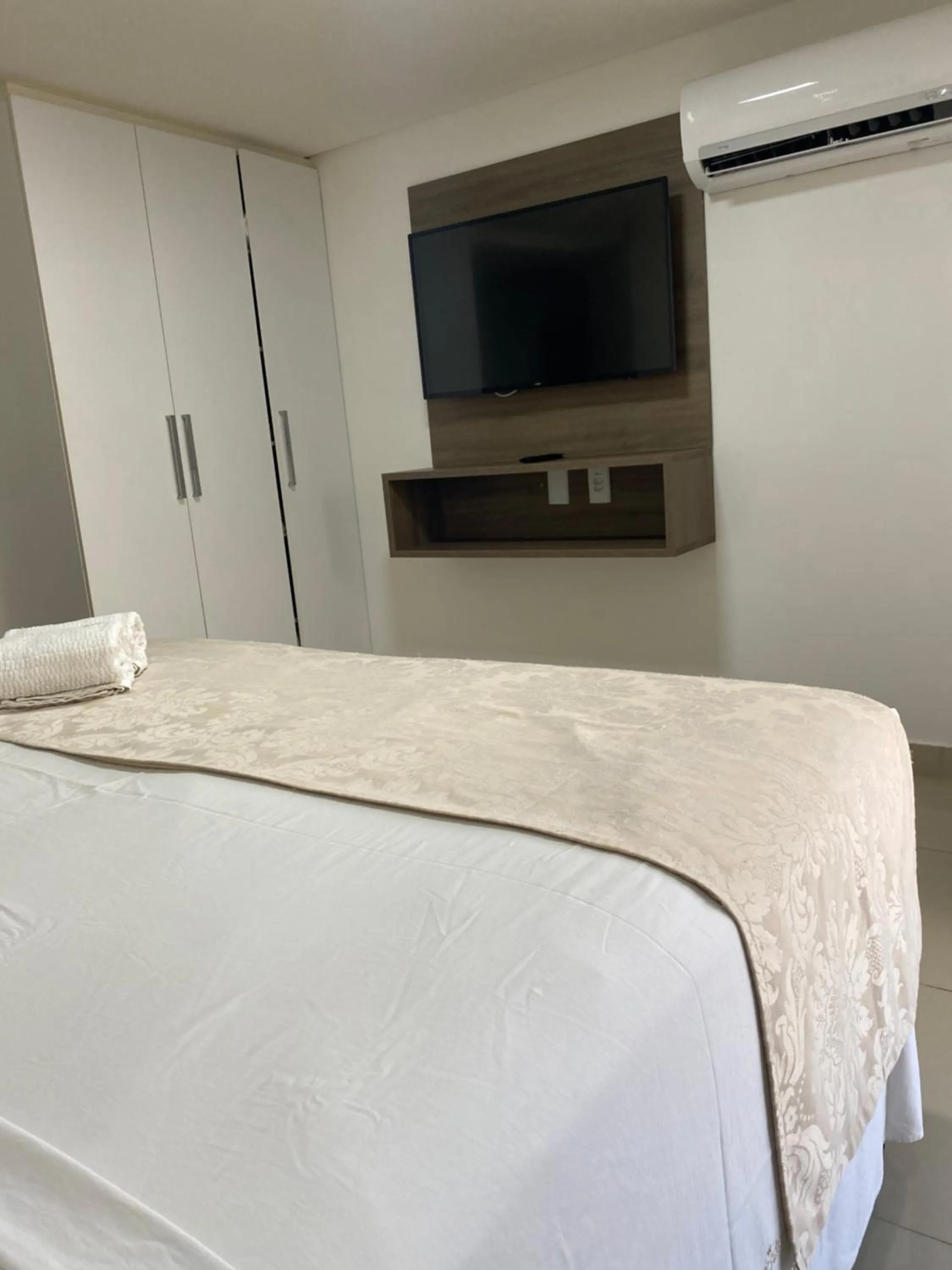 Bed in Gold Flat Cabo Branco