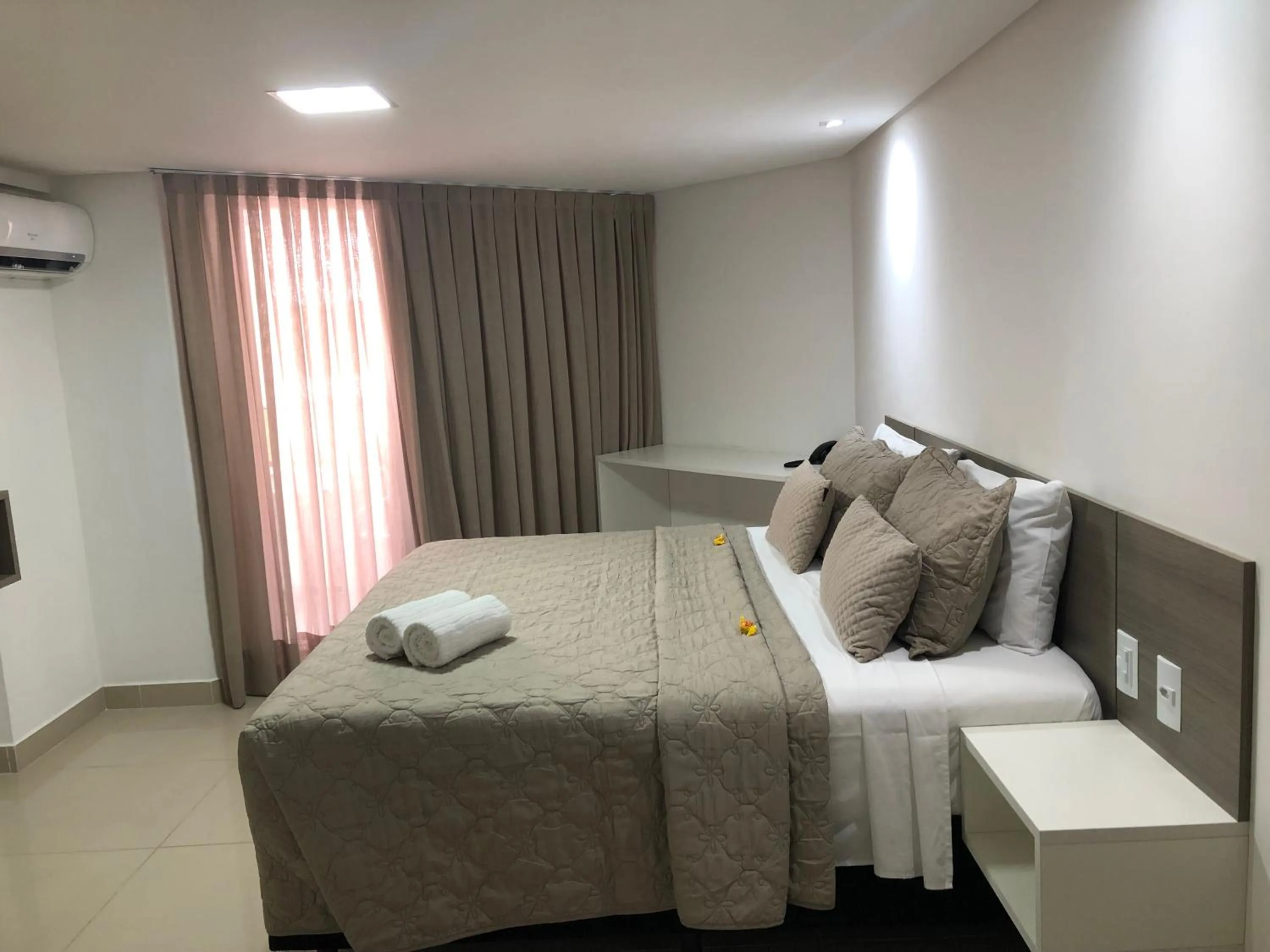 Bed in Gold Flat Cabo Branco