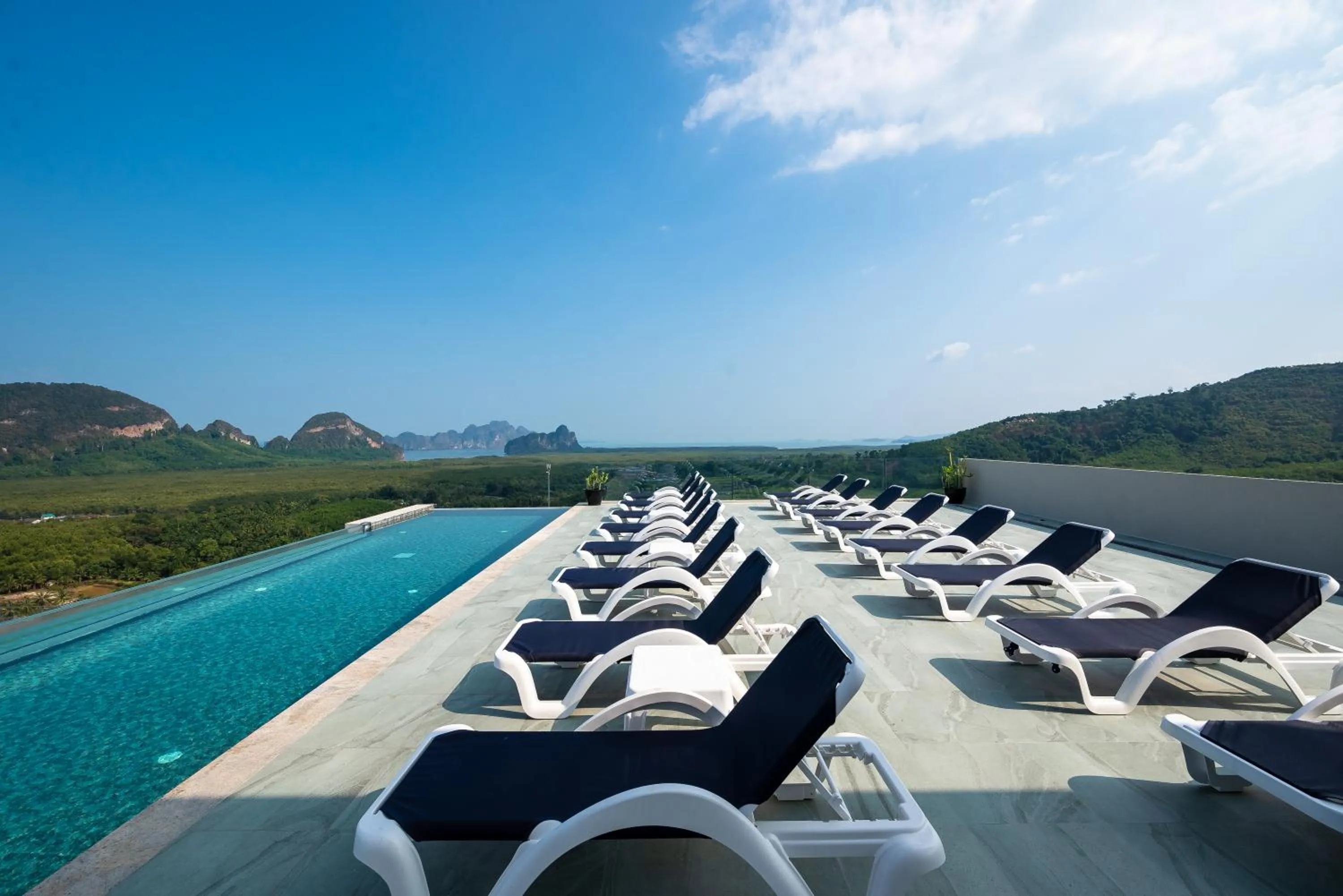 Swimming pool in Beyond Skywalk Nangshi
