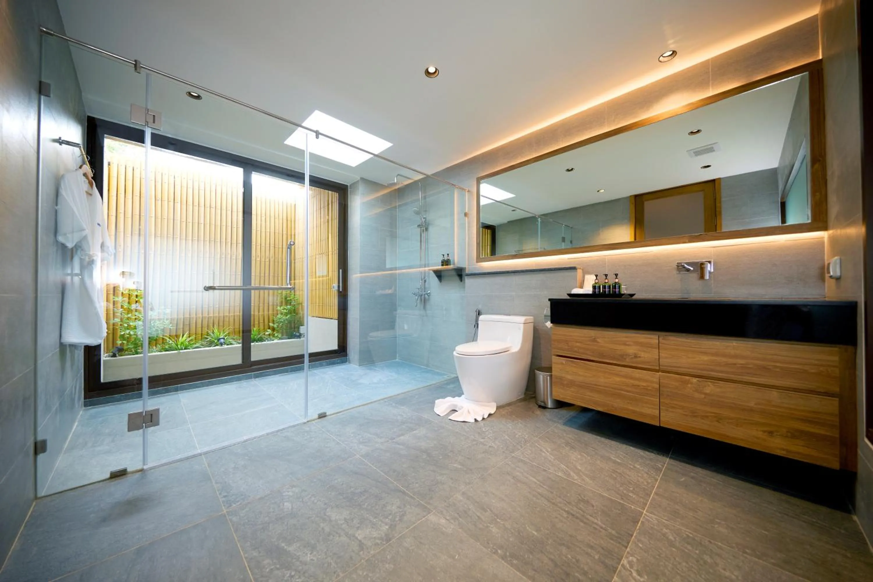 Shower in Beyond Skywalk Nangshi