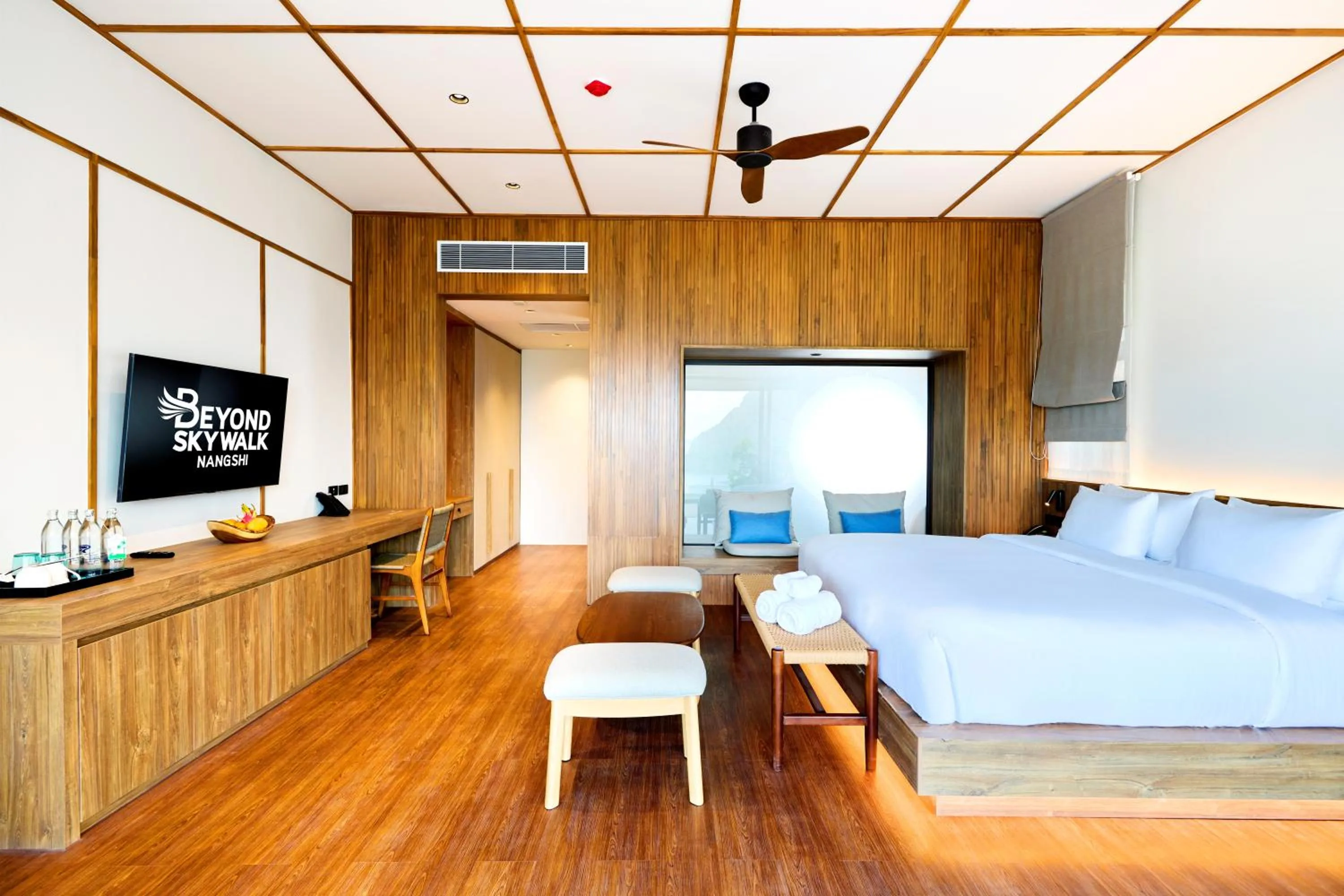 Photo of the whole room, Bed in Beyond Skywalk Nangshi