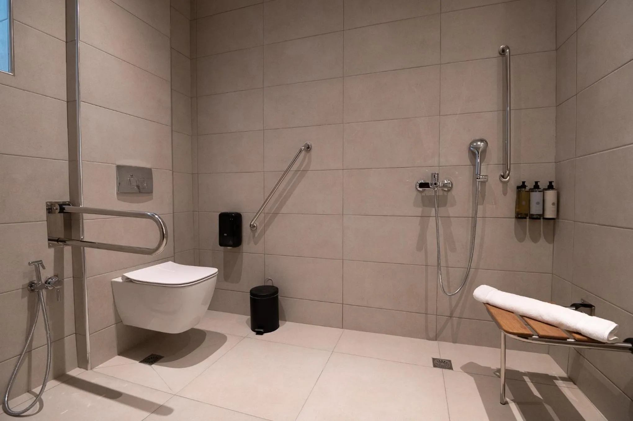 Shower in IRA - ΗΡΑ Hotel