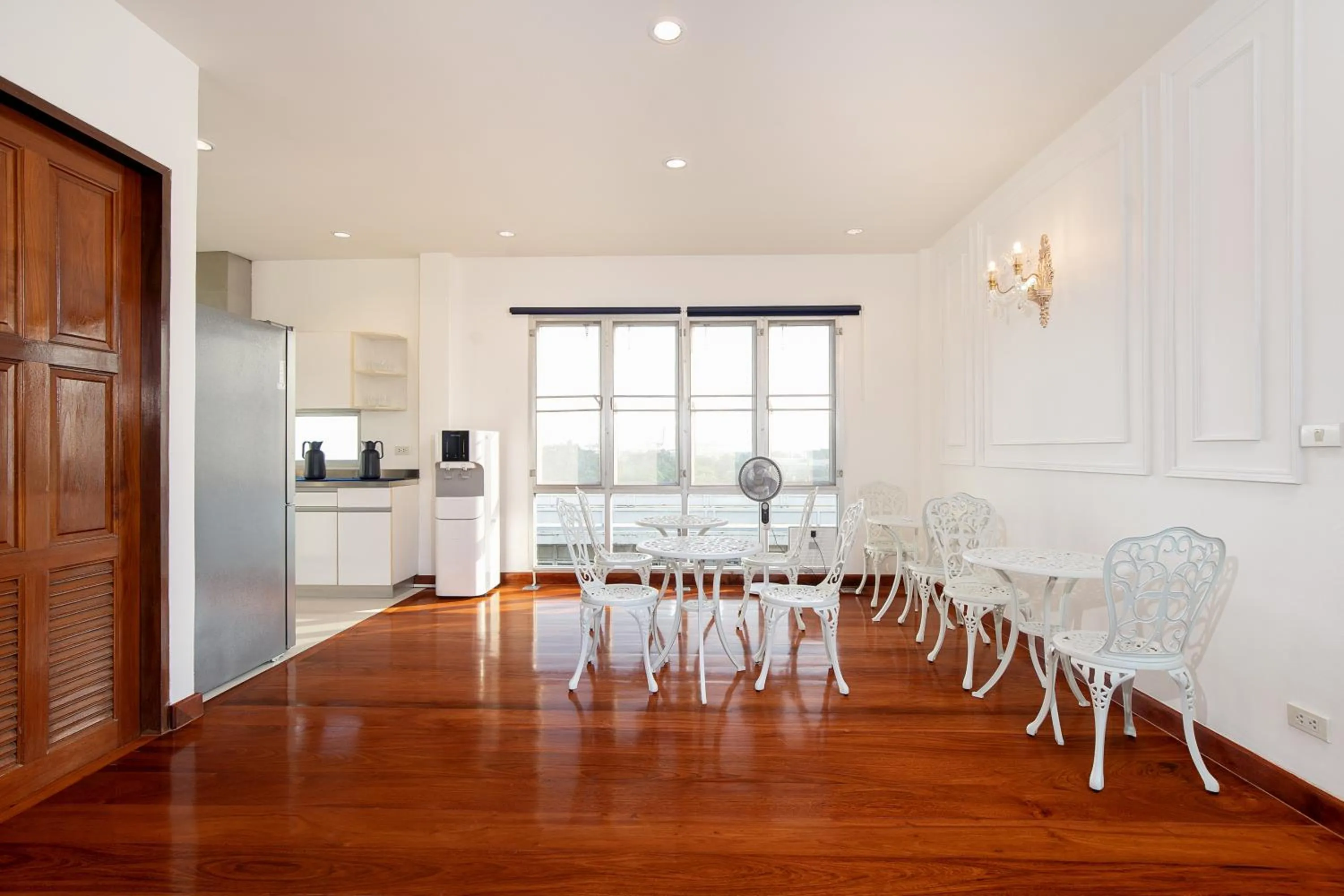 Dining area in Capitel Rama 4