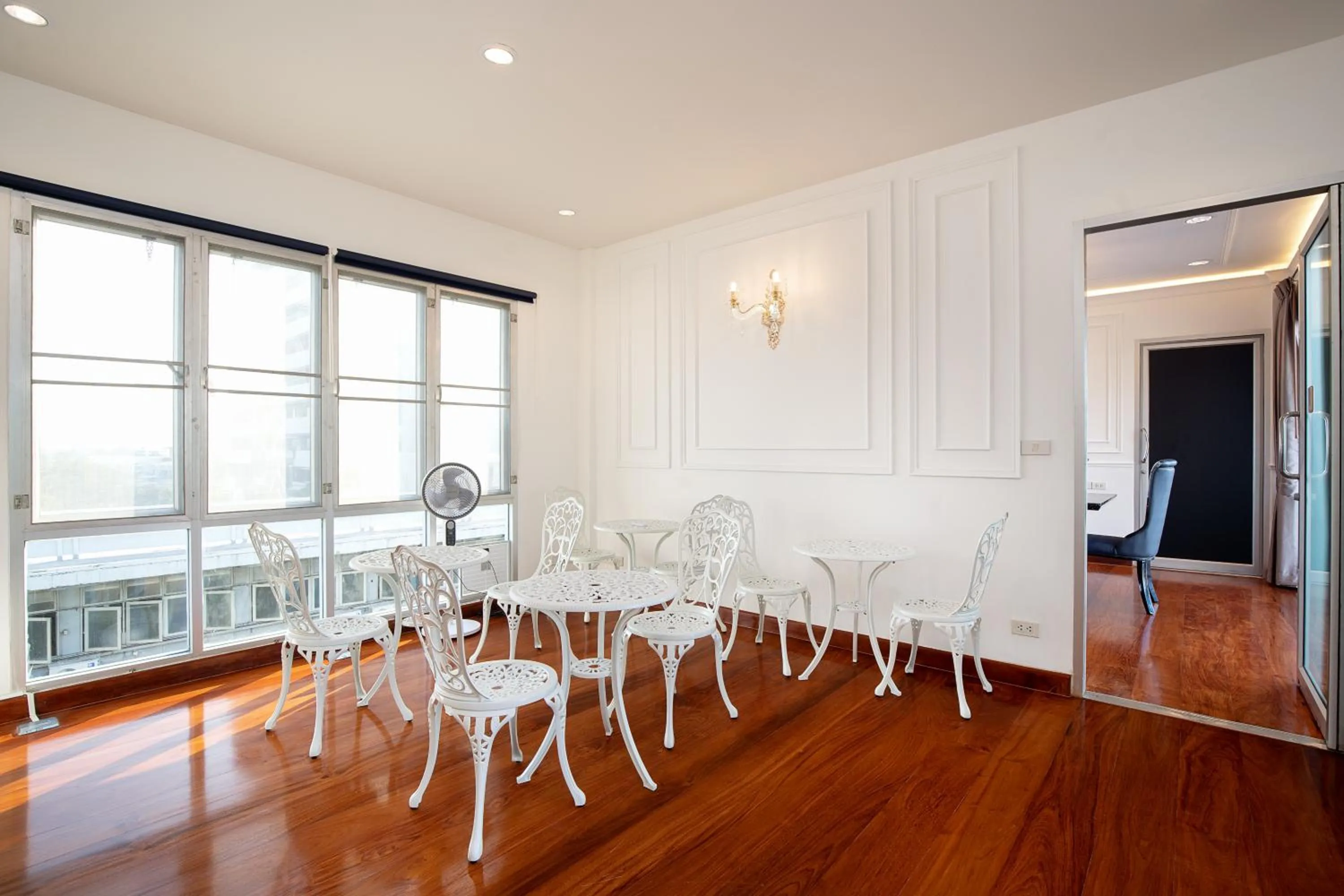 Dining area in Capitel Rama 4