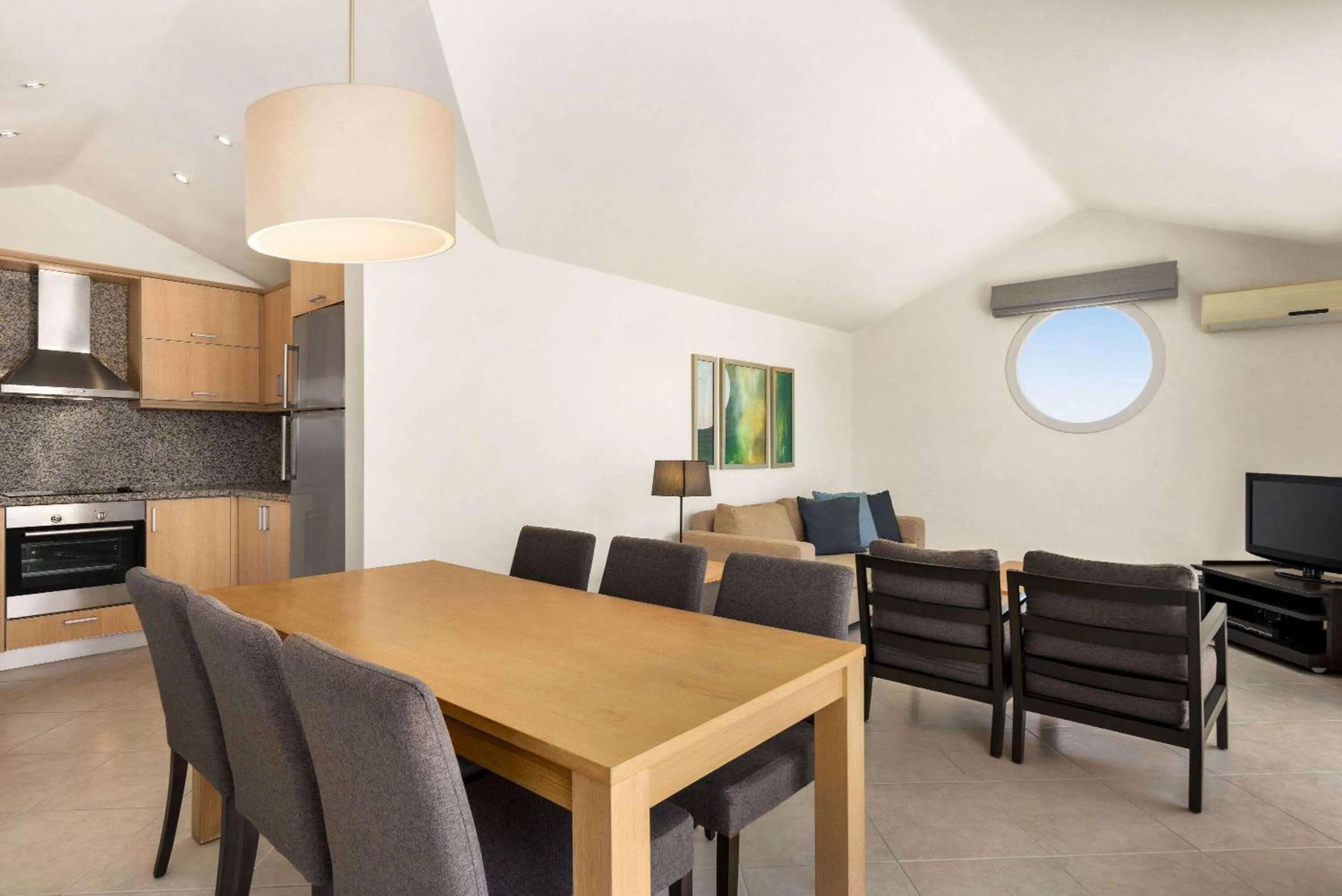 Kitchen or kitchenette, Dining Area in Wyndham Residences, Kusadasi Golf & Spa