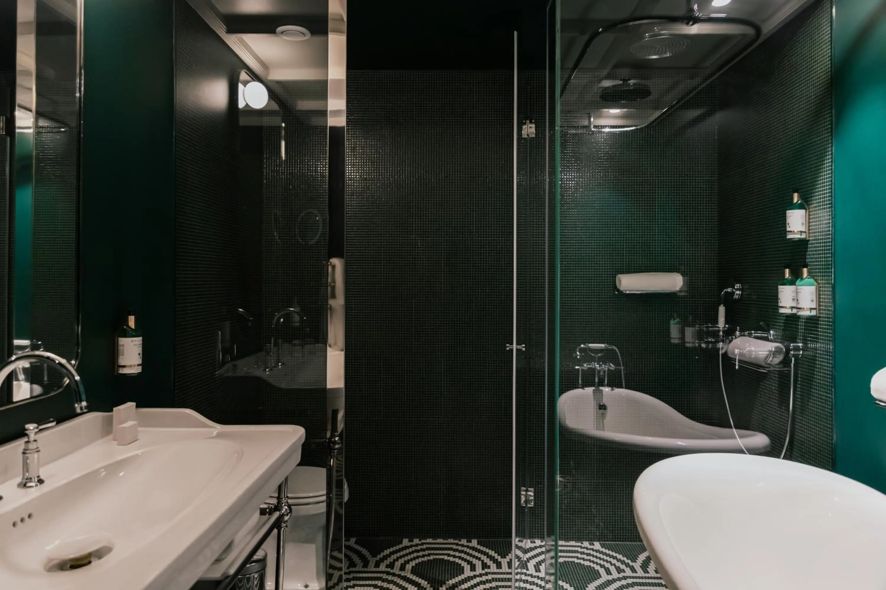 Shower in Art Legacy Hotel Baixa-Chiado