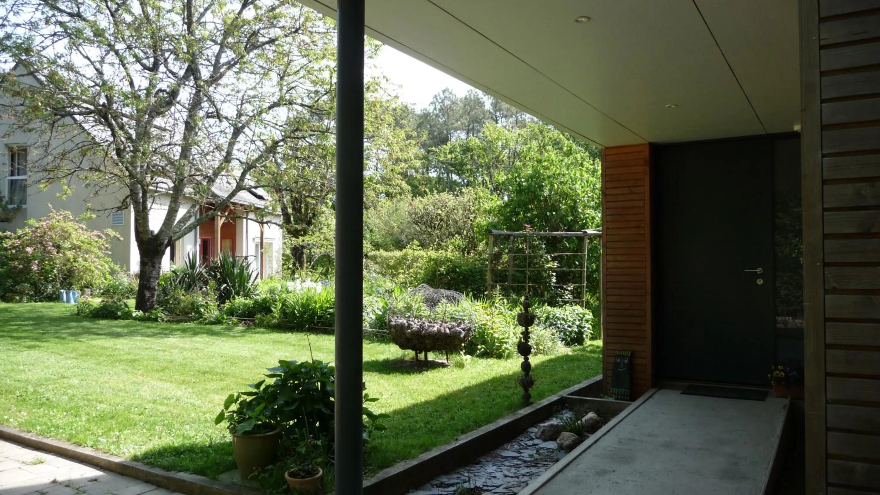 Facade/entrance in Le Jardin aux Oiseaux