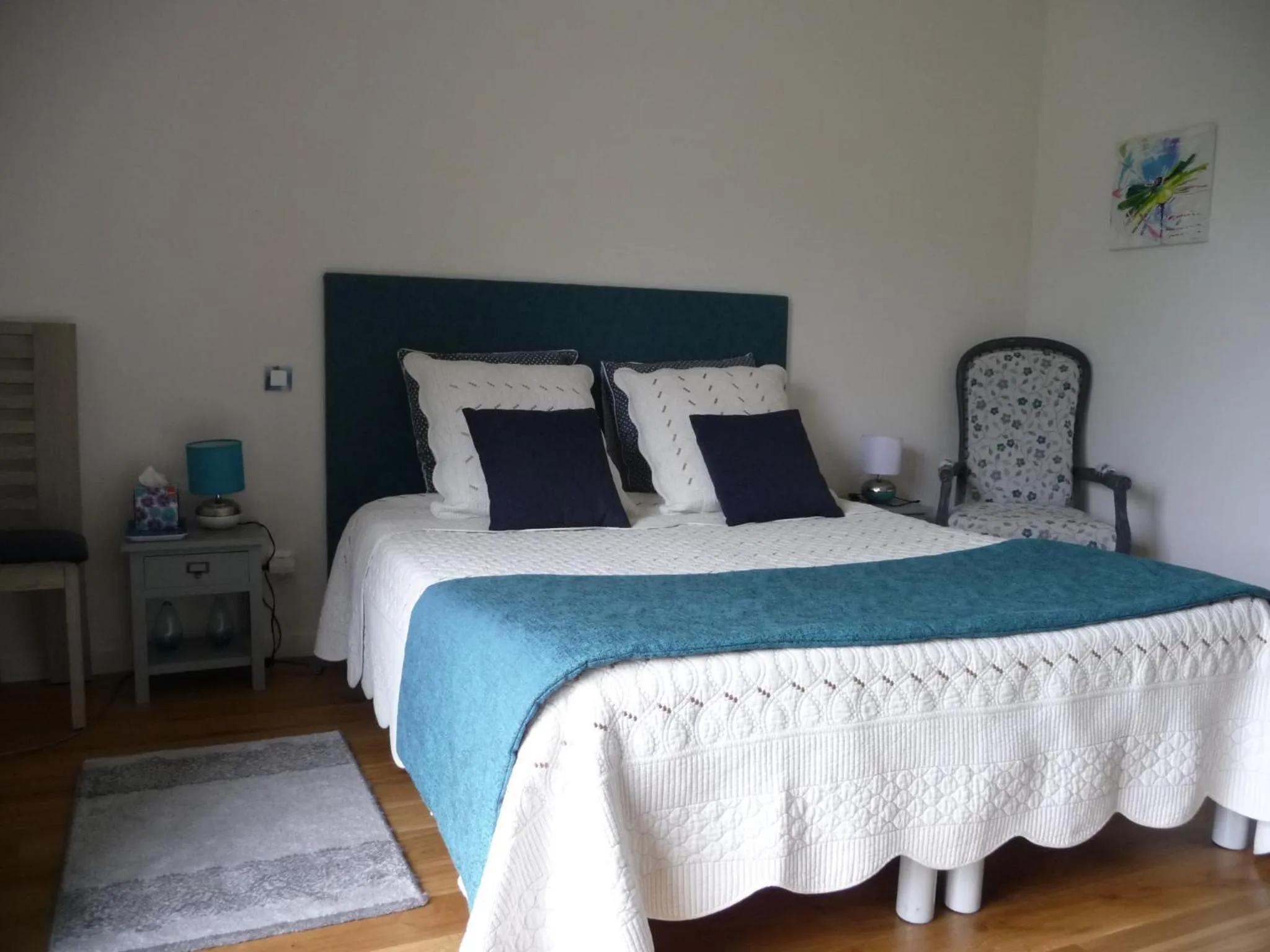 Photo of the whole room, Bed in Le Jardin aux Oiseaux