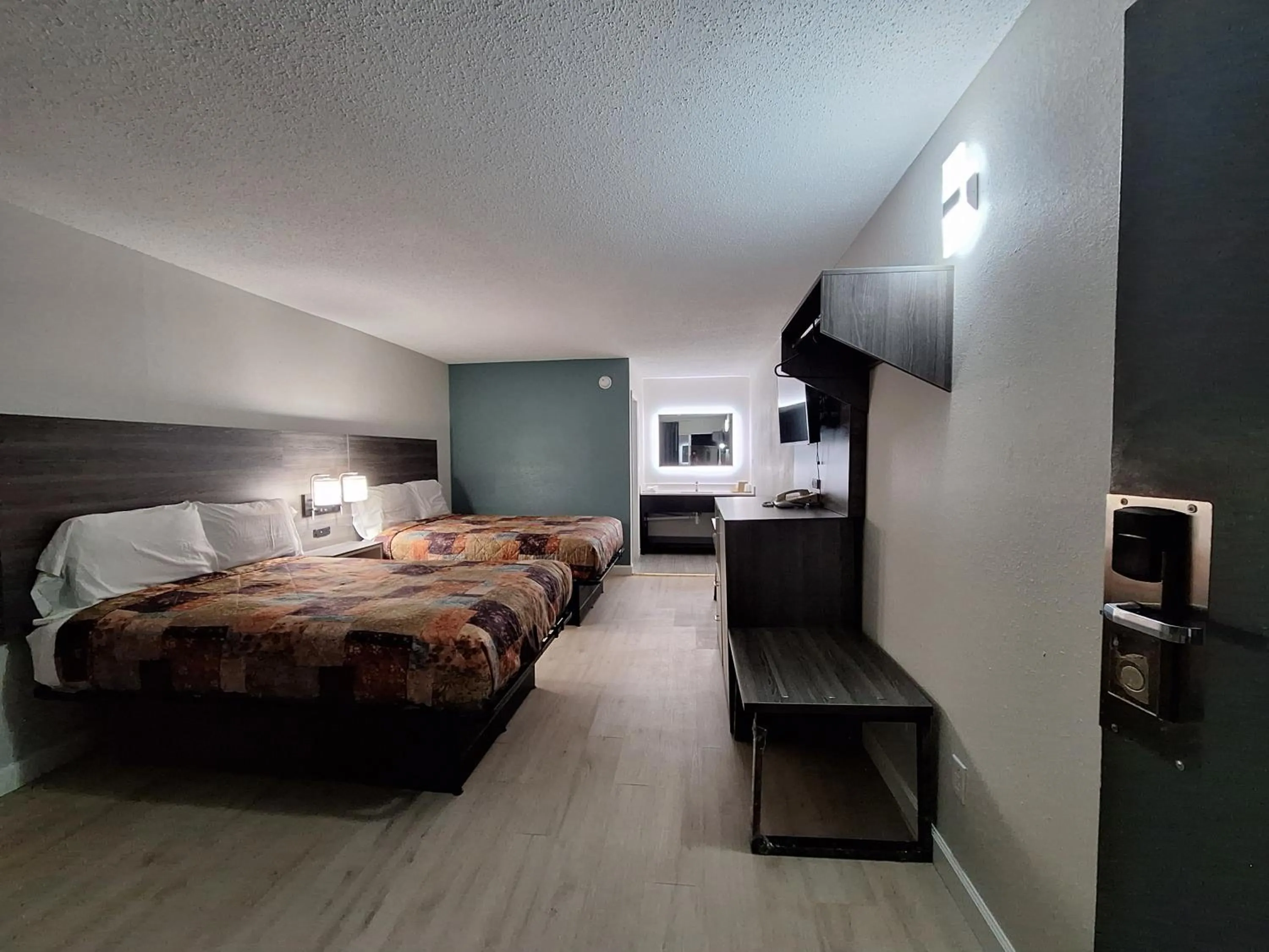 Bed in Budget Inn - Roxboro