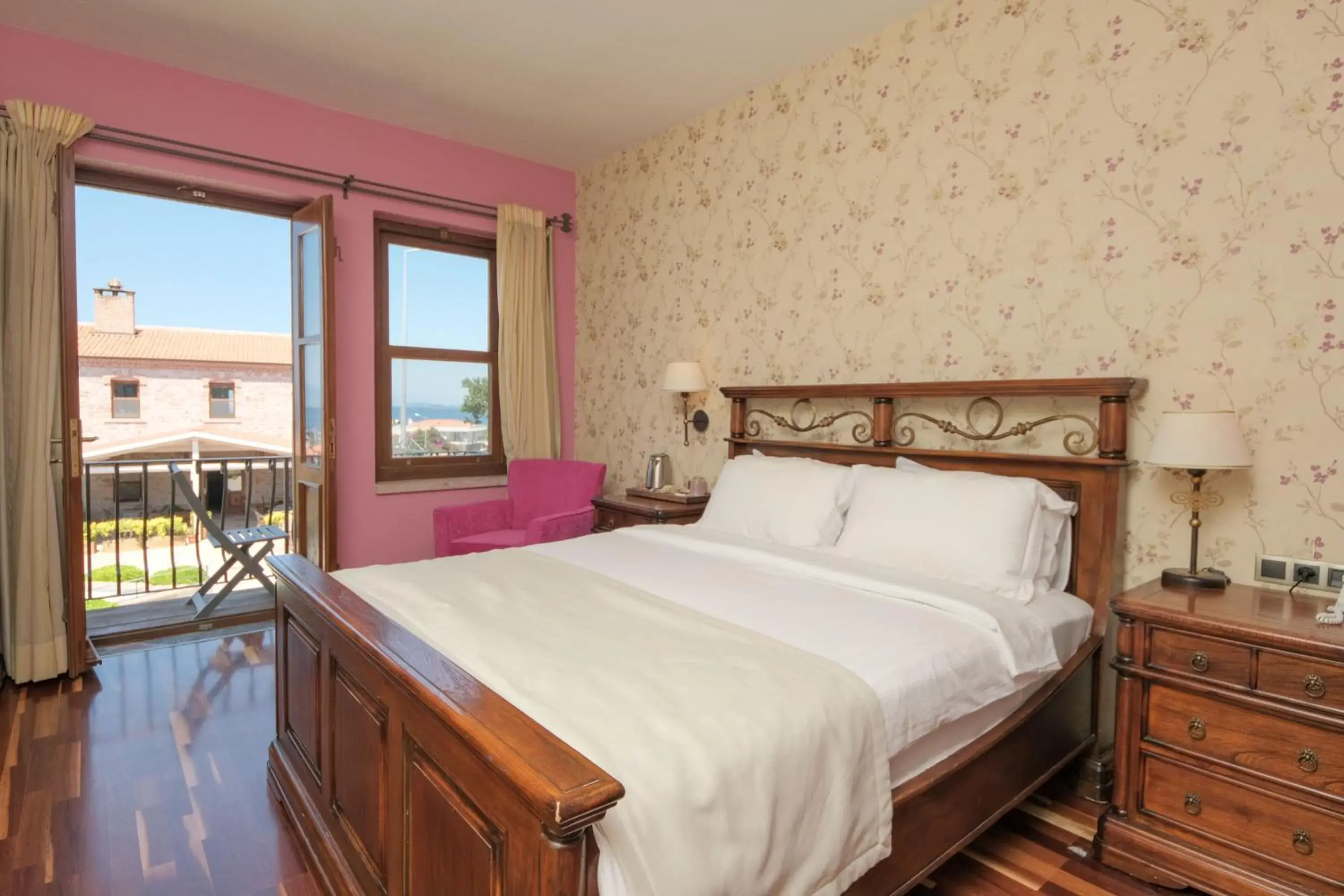 Double Room with Balcony and Sea View in Cunda Labris Hotel Double Room with Balcony and Sea View in Cunda Labris Hotel