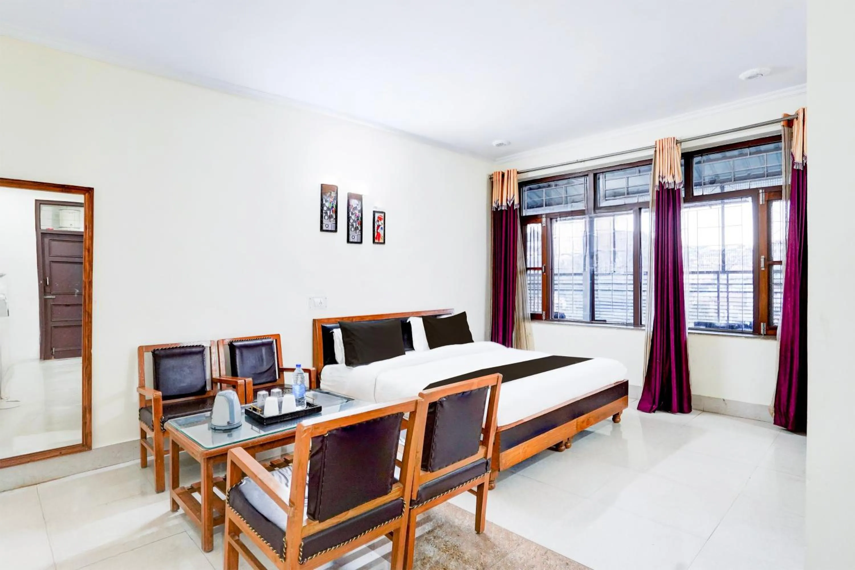 Bedroom in Super Townhouse Mall Road Near Library Chowk