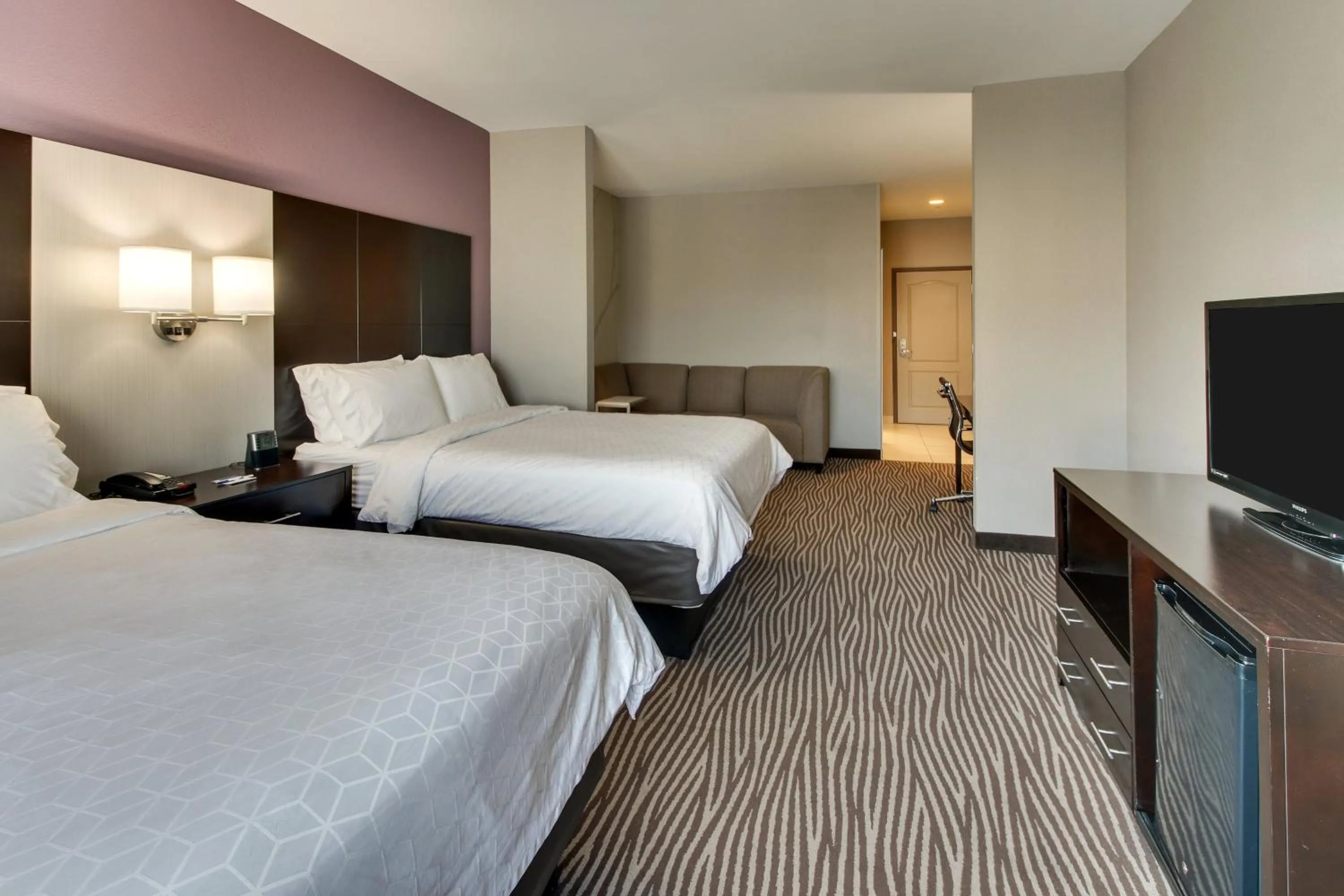 Photo of the whole room, Bed in Holiday Inn Express Cheektowaga North East by IHG