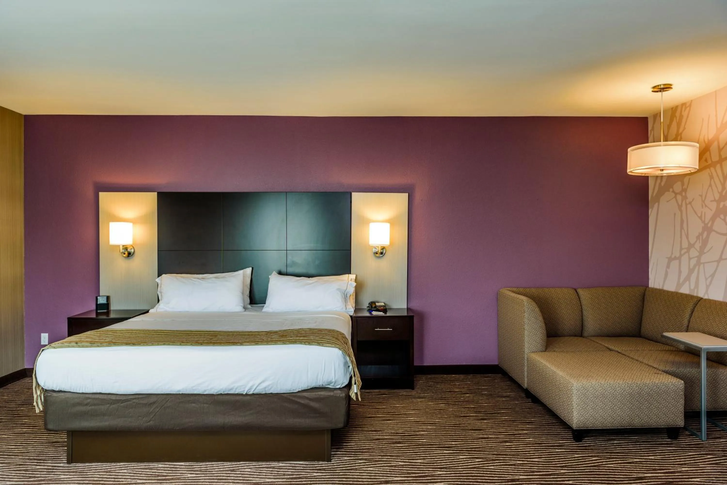 Photo of the whole room, Bed in Holiday Inn Express Cheektowaga North East by IHG
