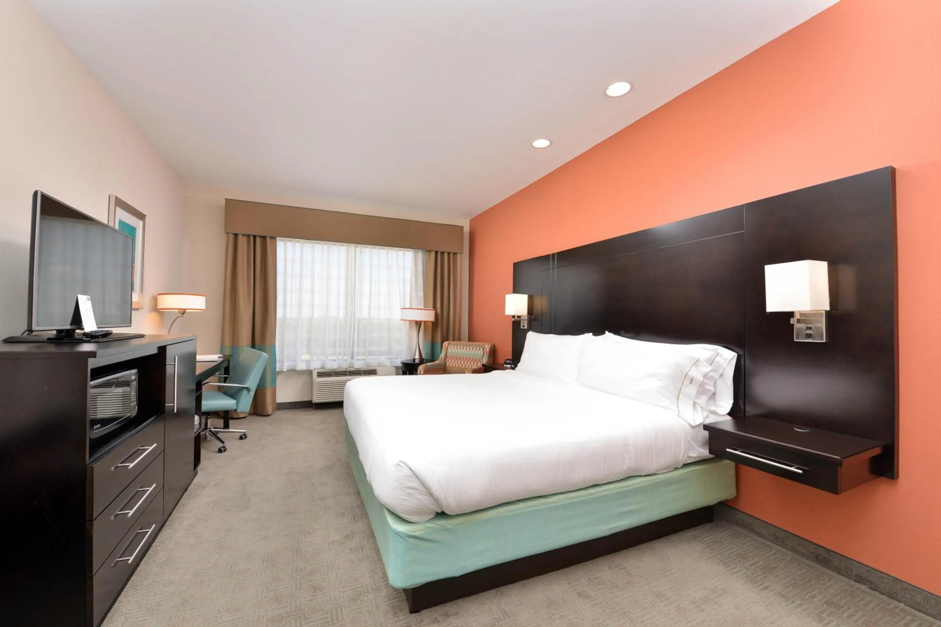 Photo of the whole room, Bed in Holiday Inn Express & Suites Austin South by IHG
