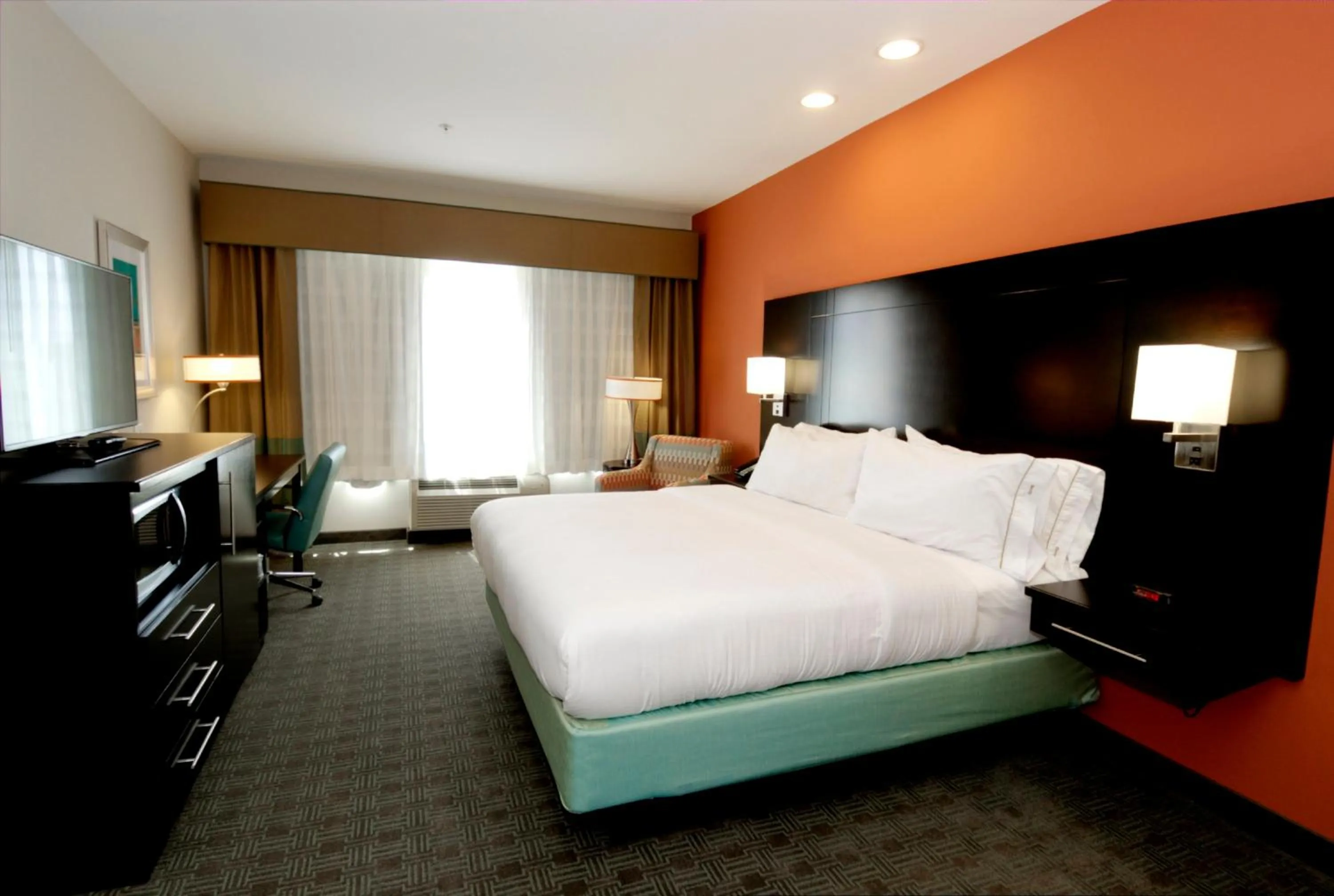 Photo of the whole room, Bed in Holiday Inn Express & Suites Austin South by IHG