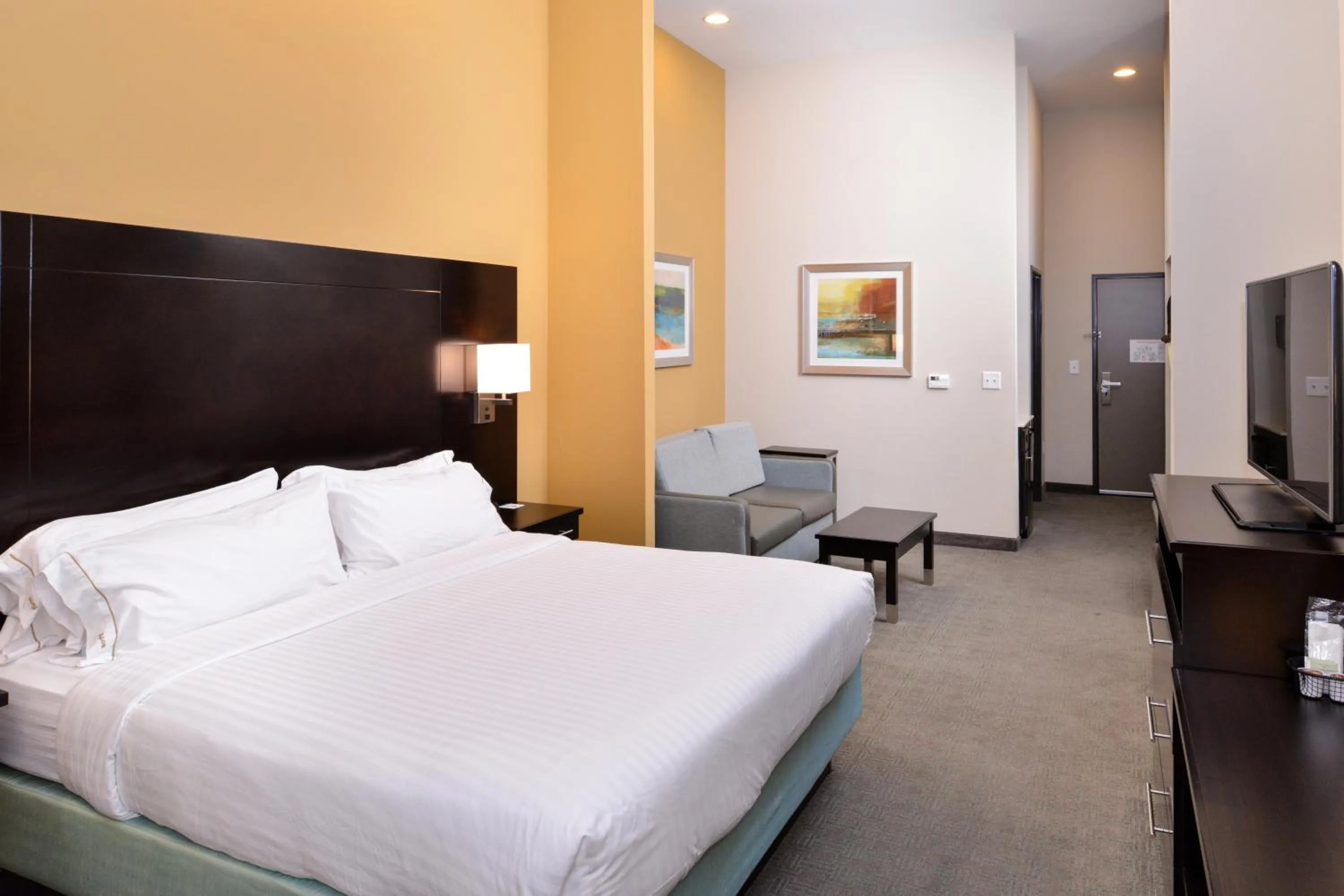 Photo of the whole room, Bed in Holiday Inn Express & Suites Austin South by IHG
