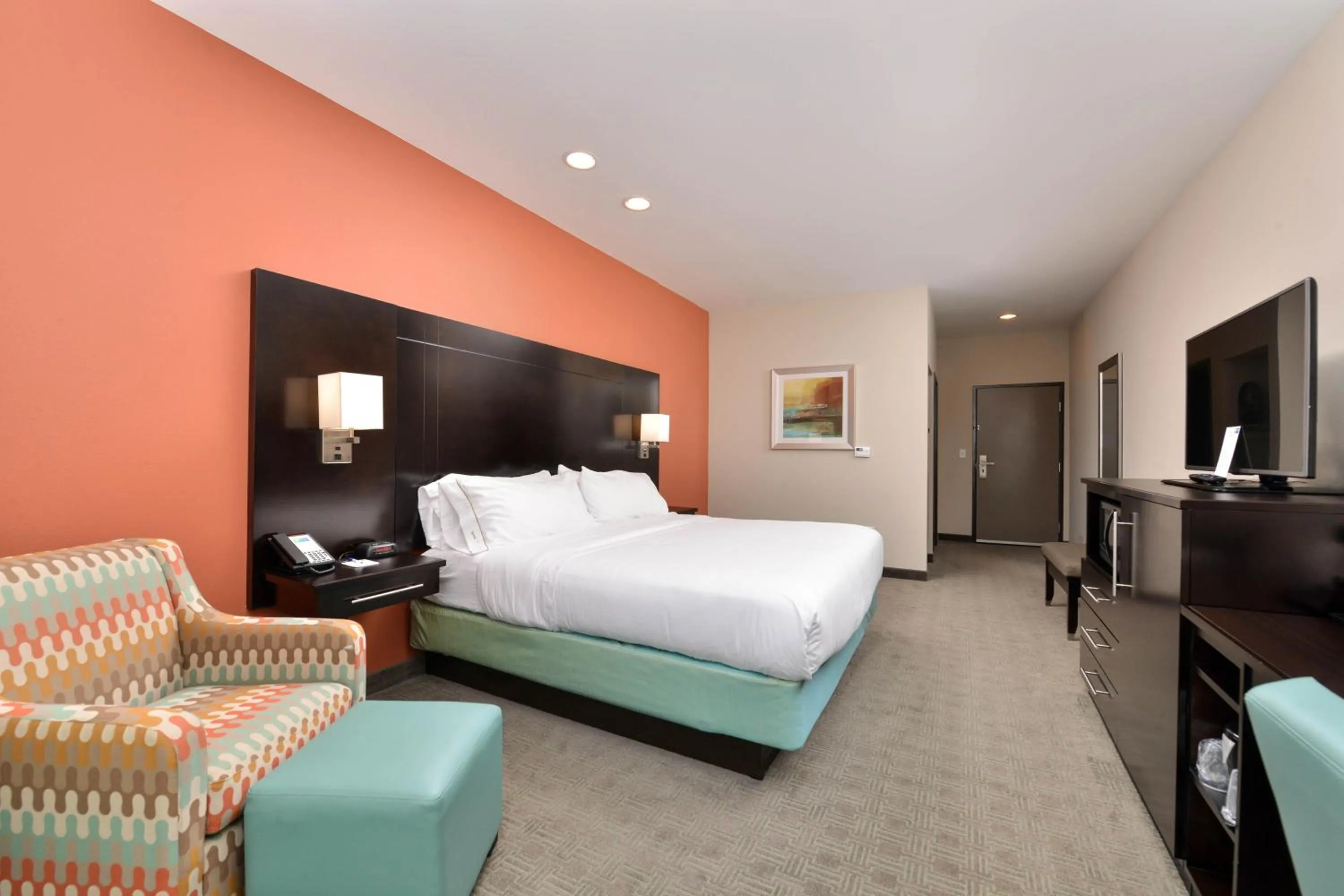 Photo of the whole room, Bed in Holiday Inn Express & Suites Austin South by IHG