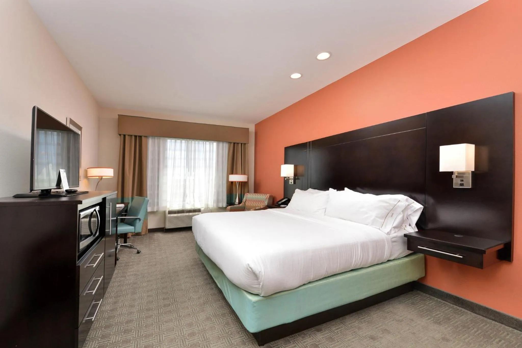 Photo of the whole room, Bed in Holiday Inn Express & Suites Austin South by IHG