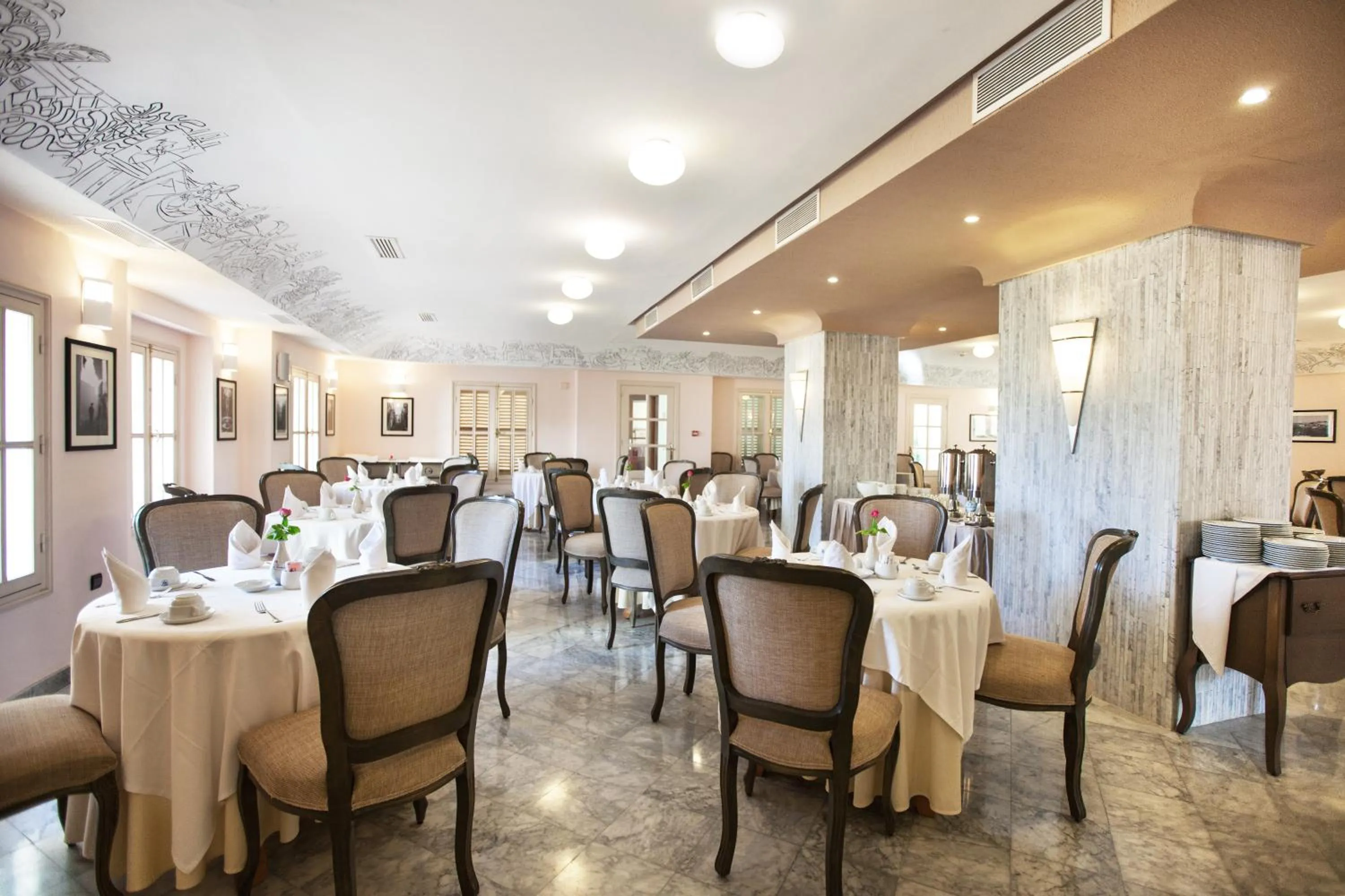 Restaurant/places to eat in Grand Hotel Villa de France