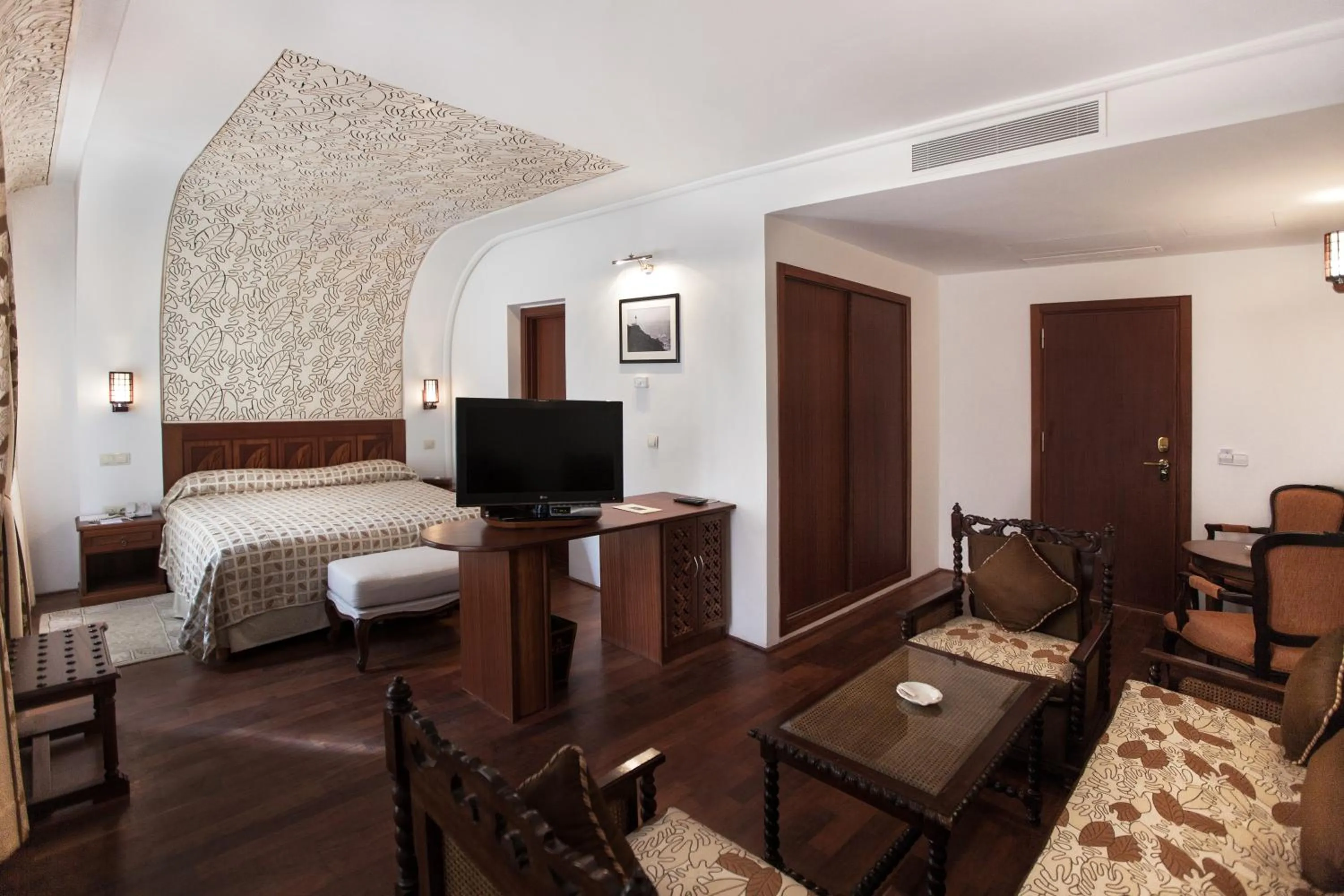 Living room, Bed in Grand Hotel Villa de France