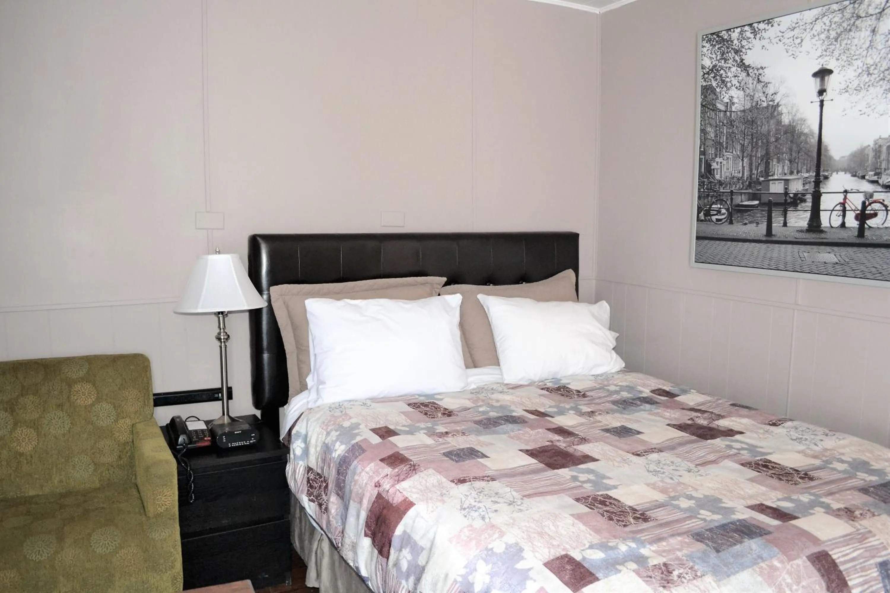 Bed in St. Paul Lodge