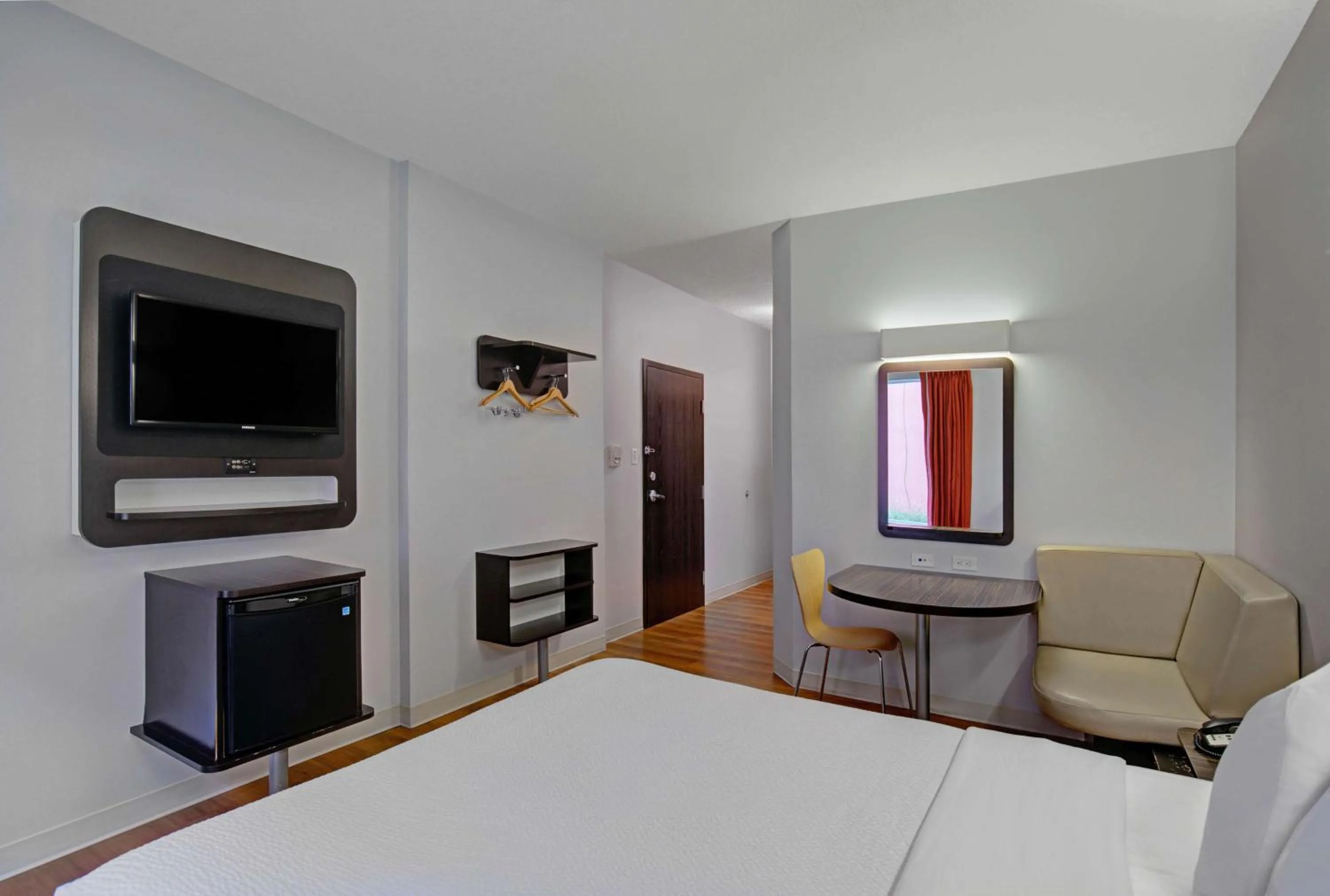 Queen Room - Non-Smoking in Motel 6 Airdrie