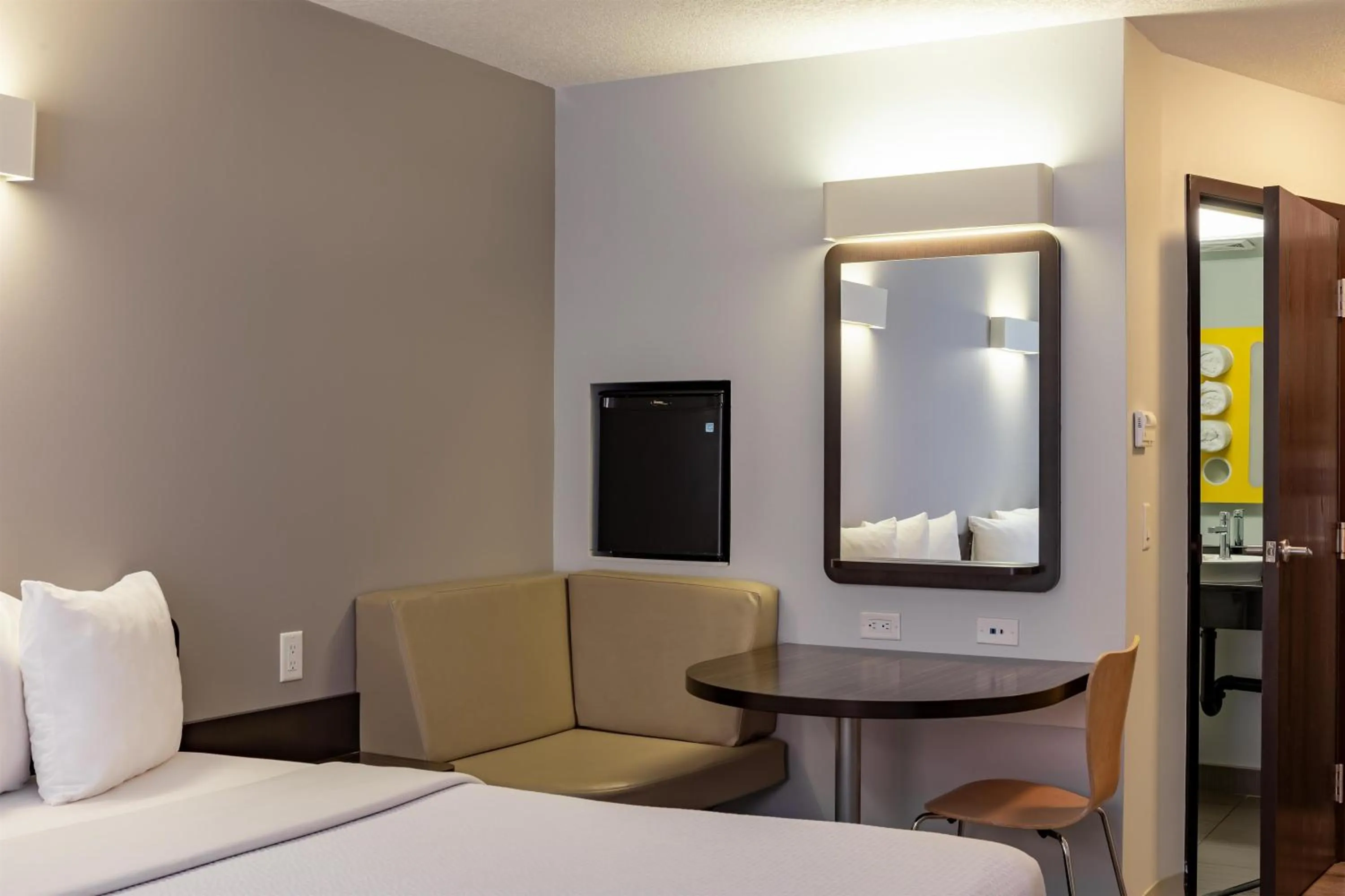 Other, Bed in Motel 6 Airdrie