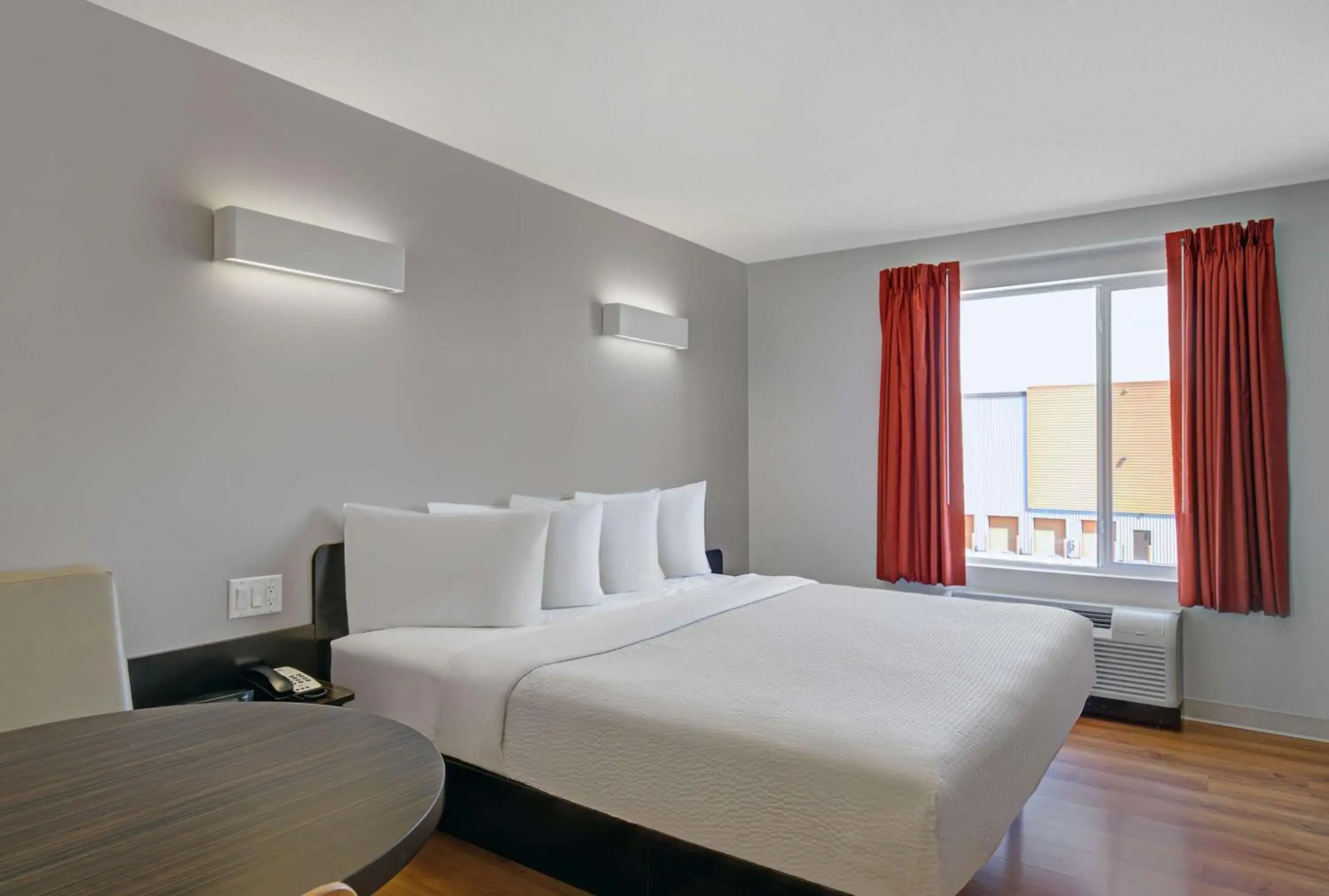 Deluxe King Room - Non-Smoking in Motel 6 Airdrie Deluxe King Room - Non-Smoking in Motel 6 Airdrie