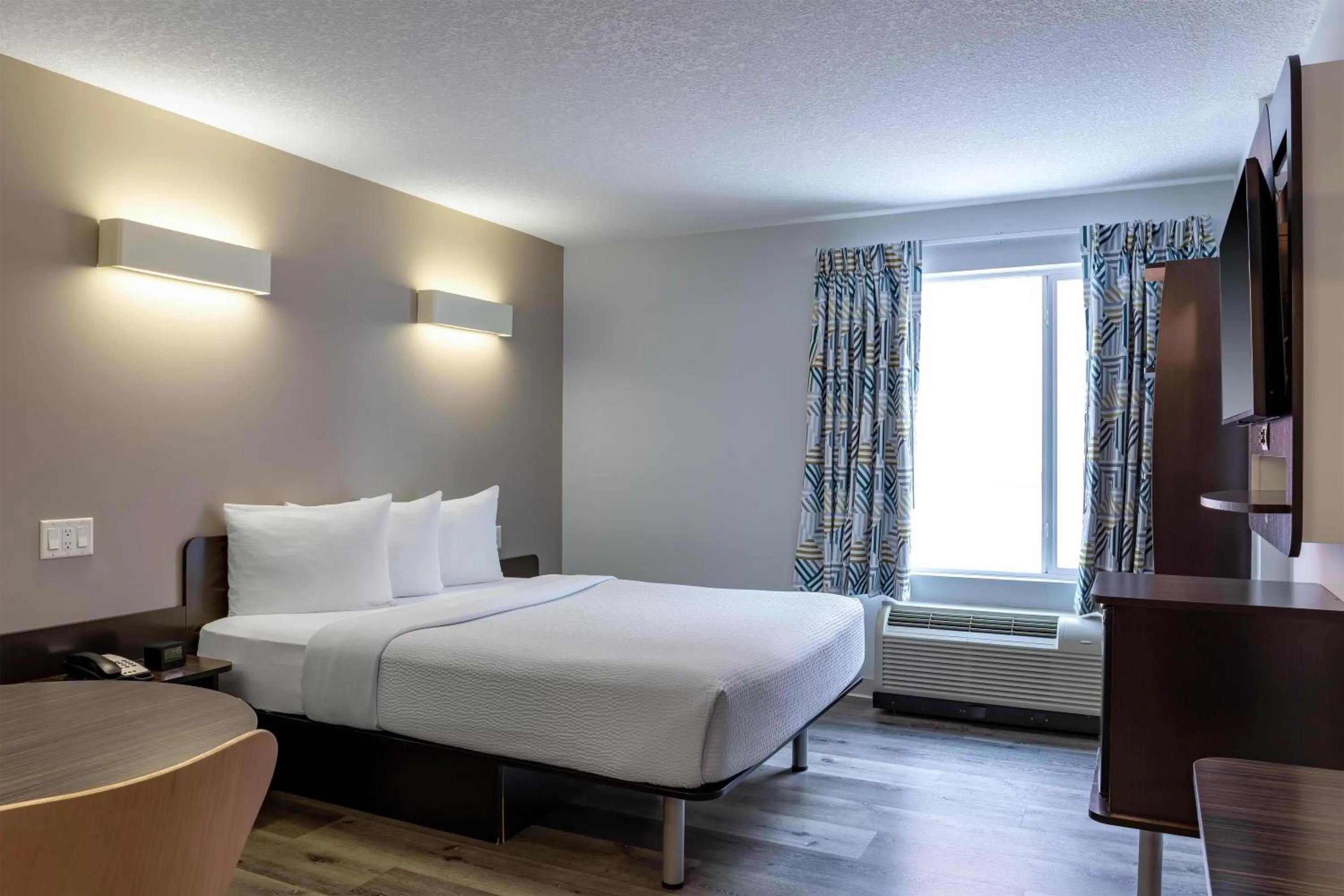 Bedroom, Bed in Motel 6 Airdrie