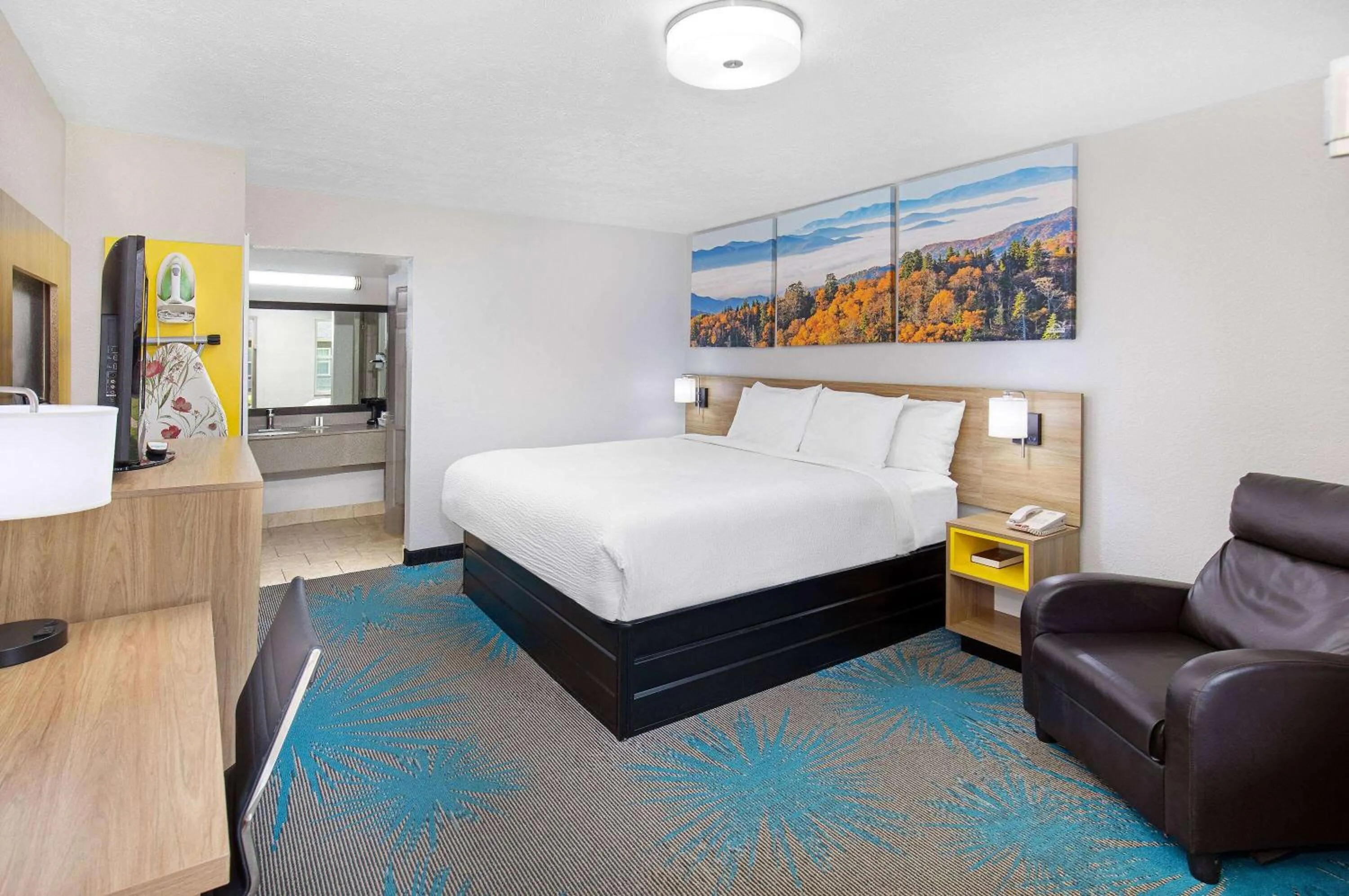 Bed in Days Inn by Wyndham Savannah