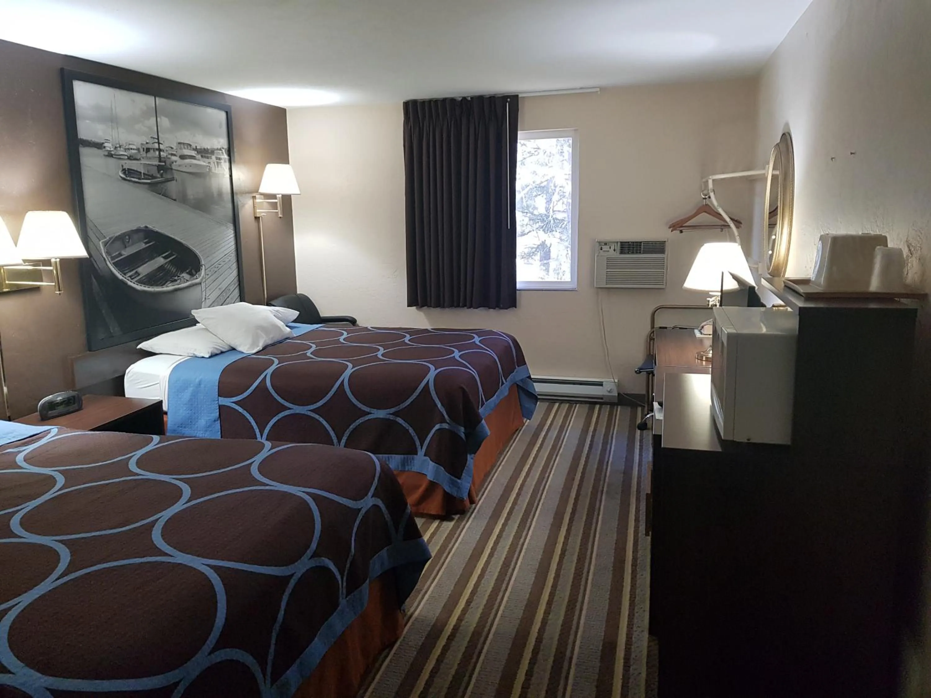 Photo of the whole room, Bed in Super 8 by Wyndham Shelton