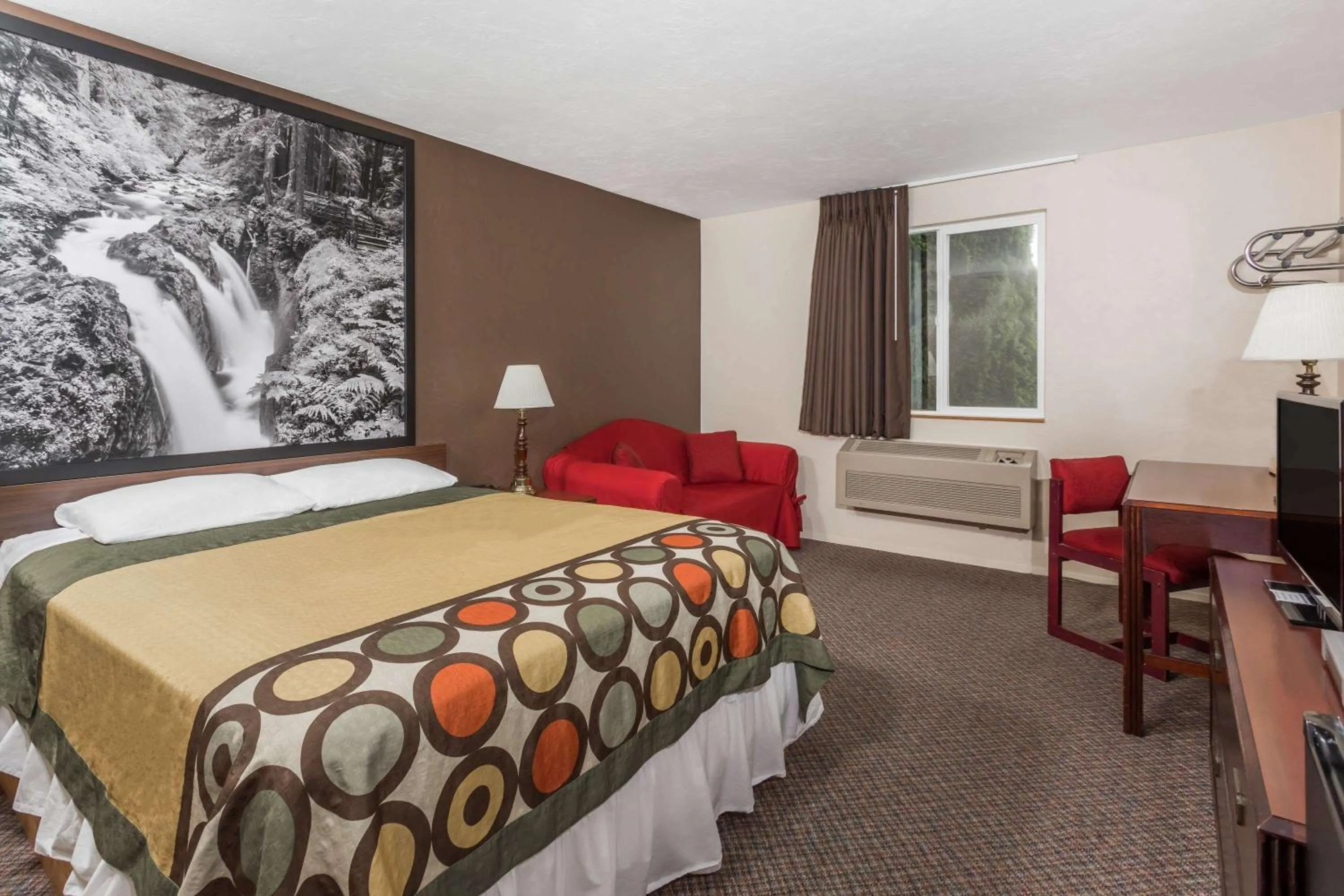 Photo of the whole room, Bed in Super 8 by Wyndham Shelton