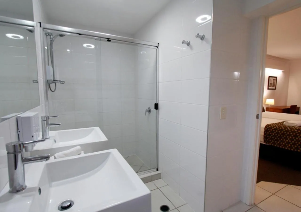 Bathroom, Bed in Chinchilla Downtown Motor Inn