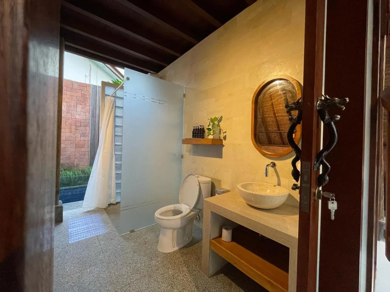 Toilet, Bed in Louto Dmell Villa & Deluxe