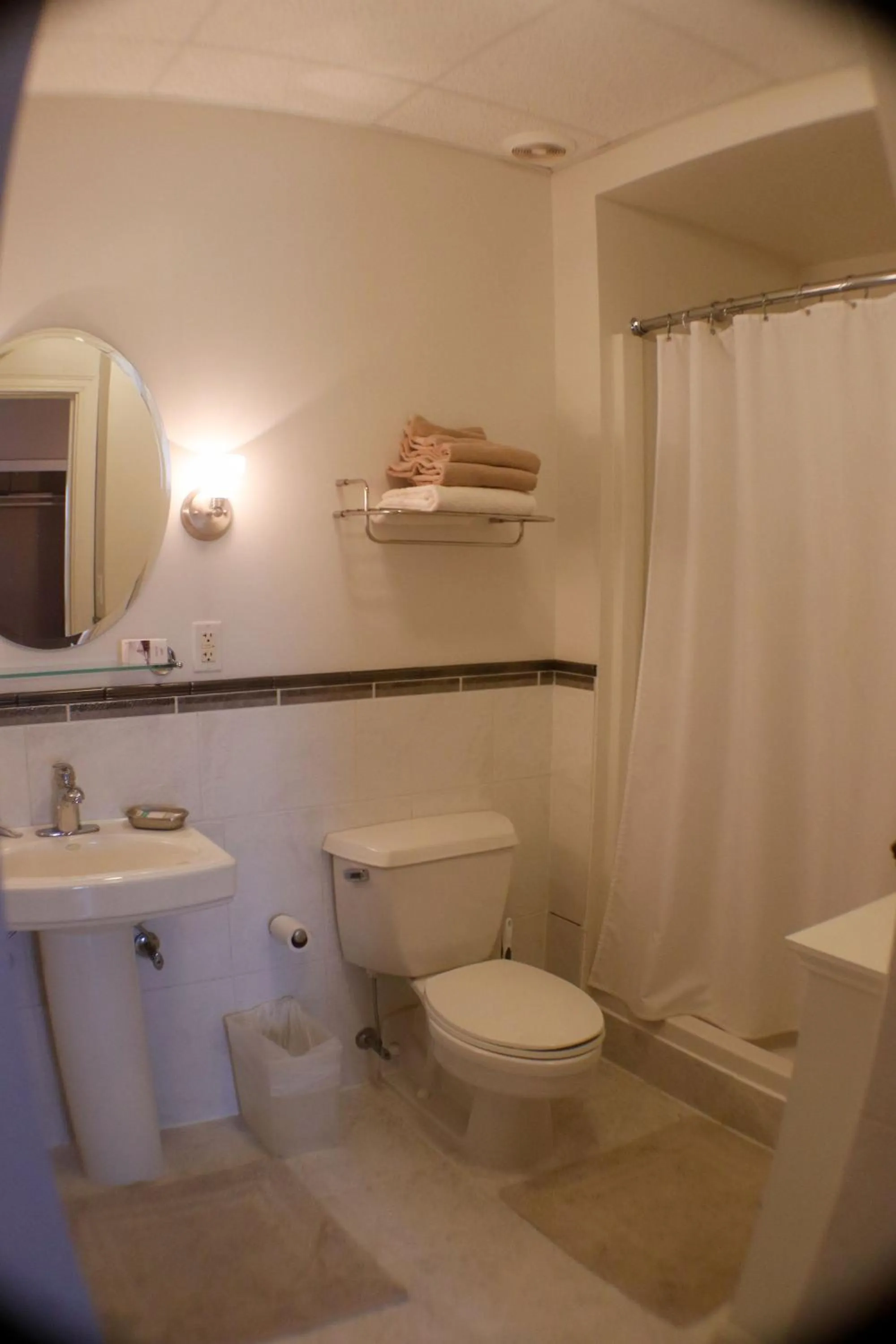 Shower in Fountainview Inn