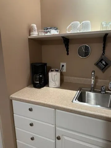 Coffee/tea facilities in Fountainview Inn