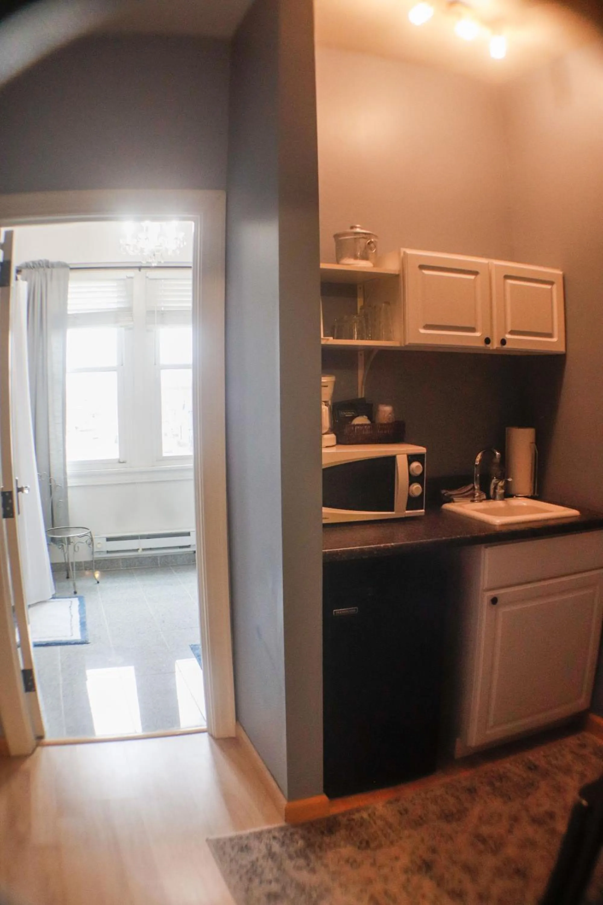 Kitchen or kitchenette in Fountainview Inn