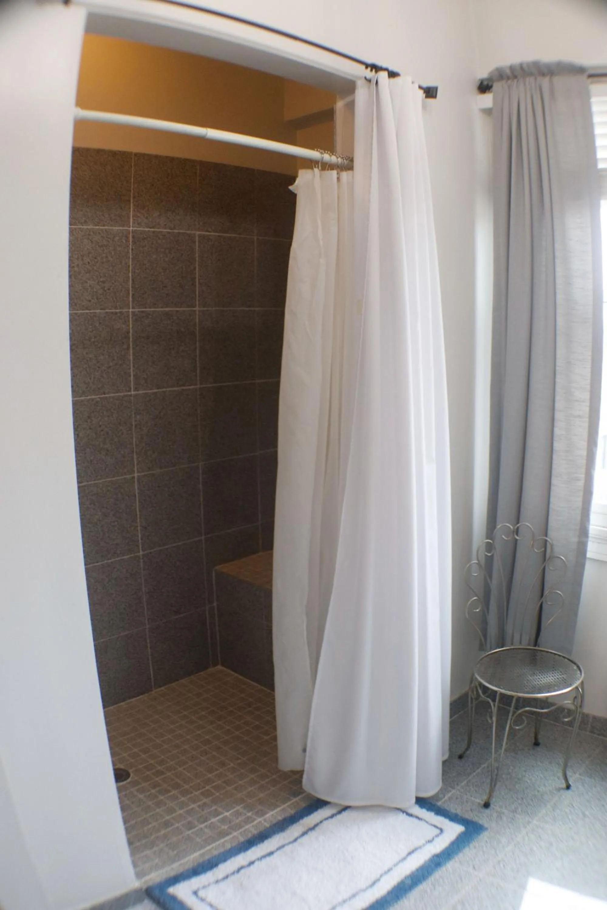 Shower in Fountainview Inn