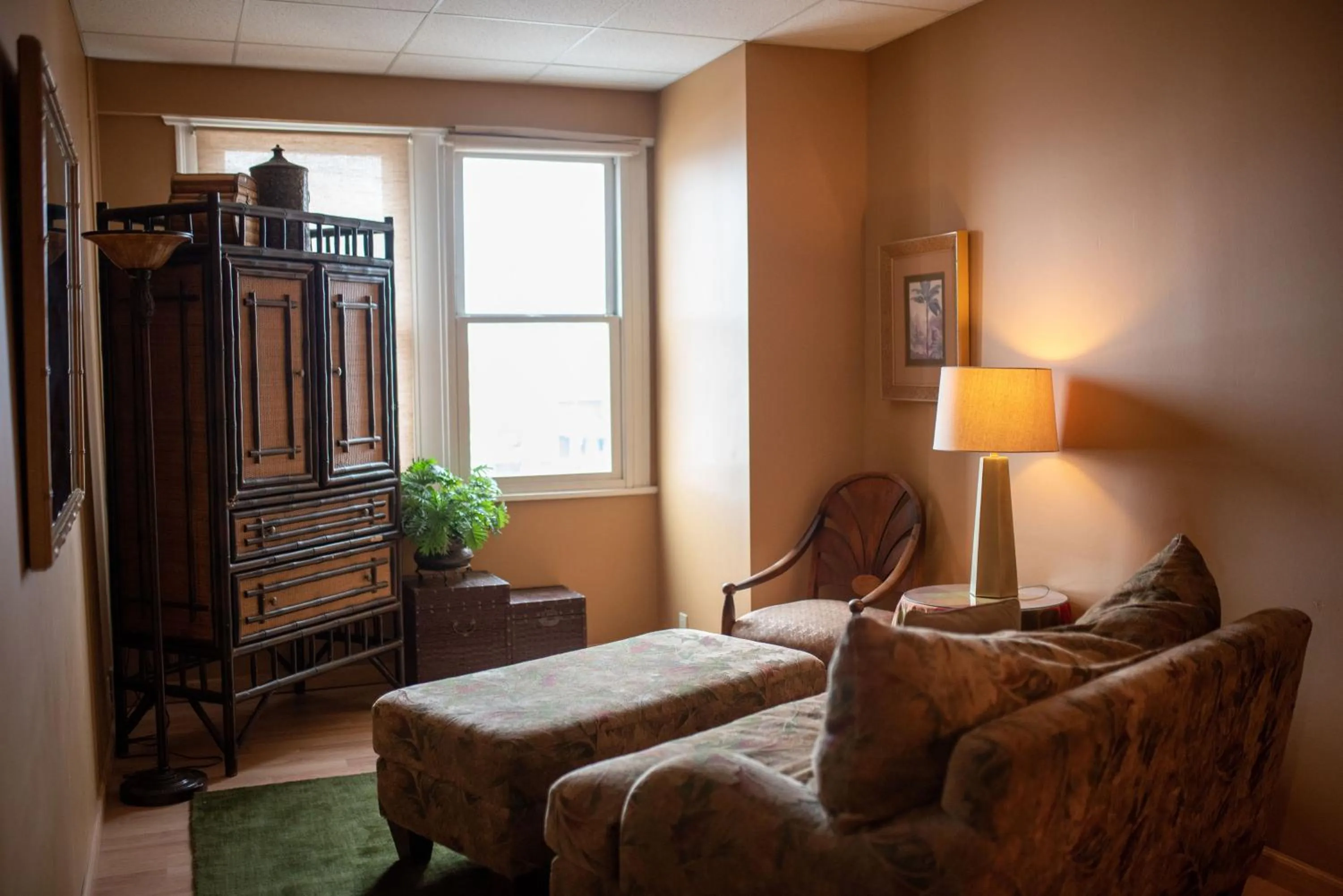 Living room, Bed in Fountainview Inn