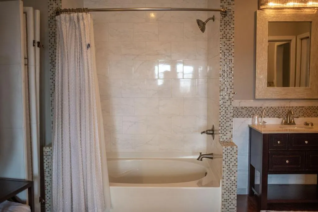 Shower in Fountainview Inn