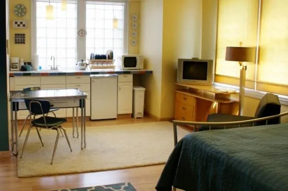 Kitchen or kitchenette in Fountainview Inn