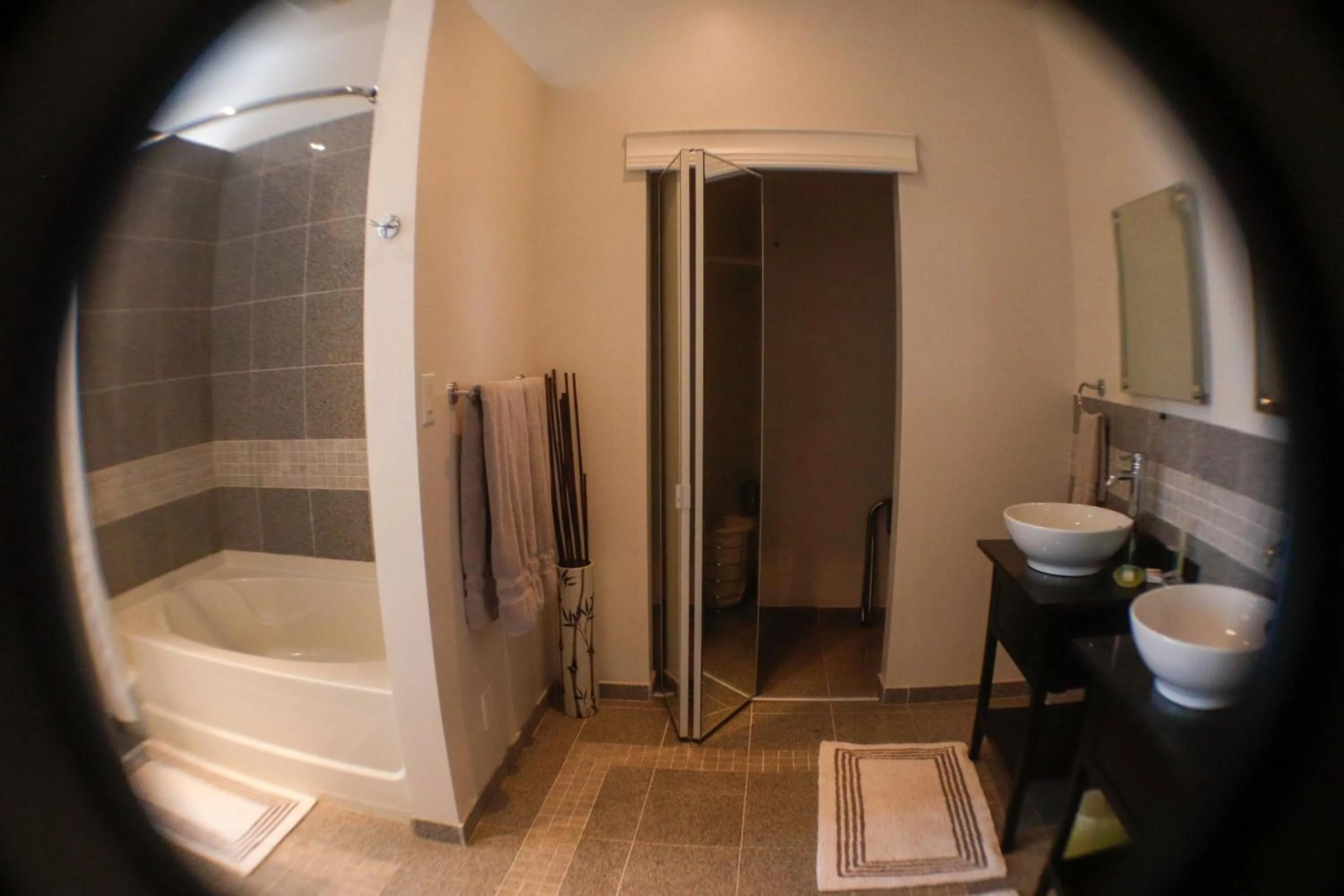 Shower in Fountainview Inn