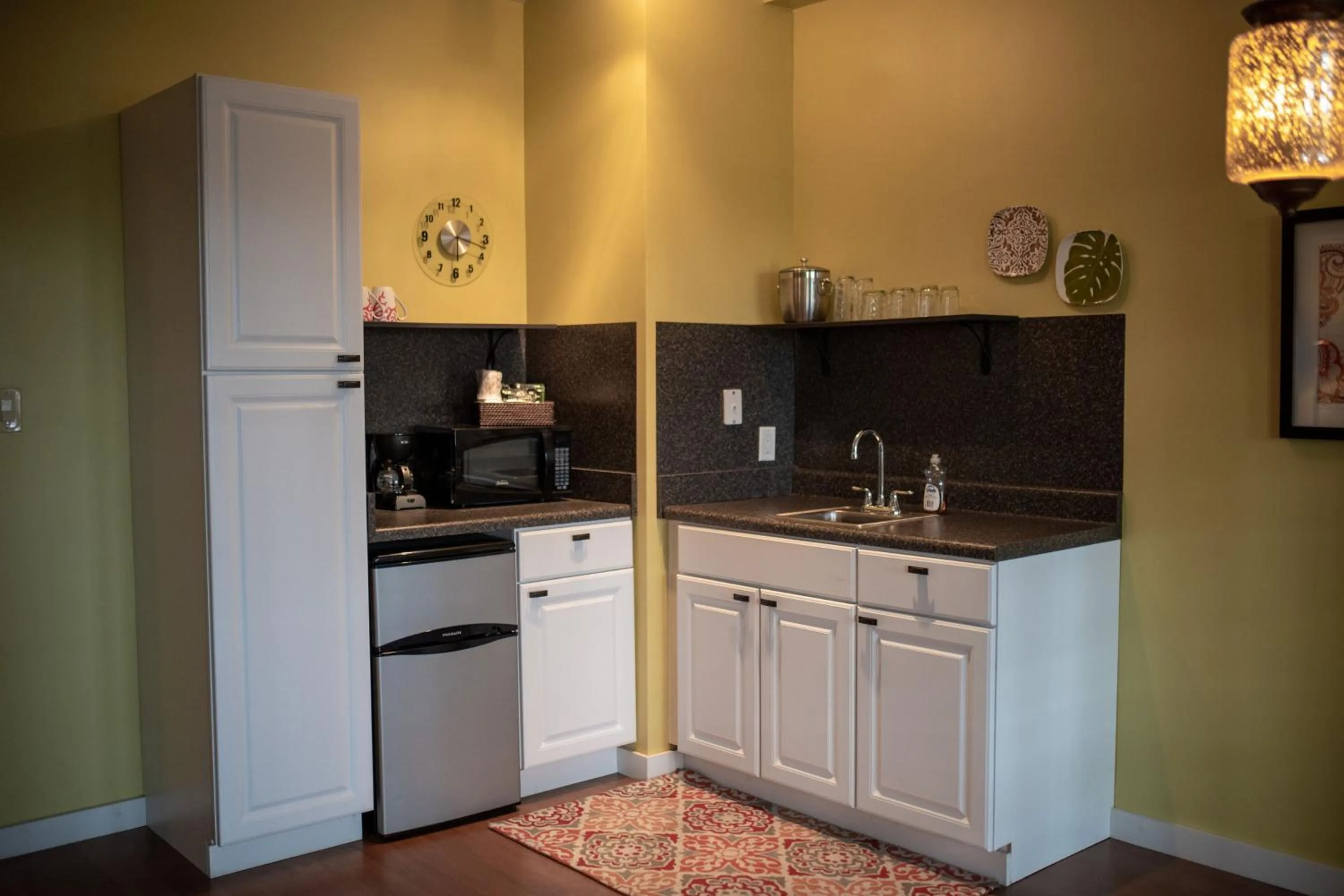 Coffee/tea facilities in Fountainview Inn