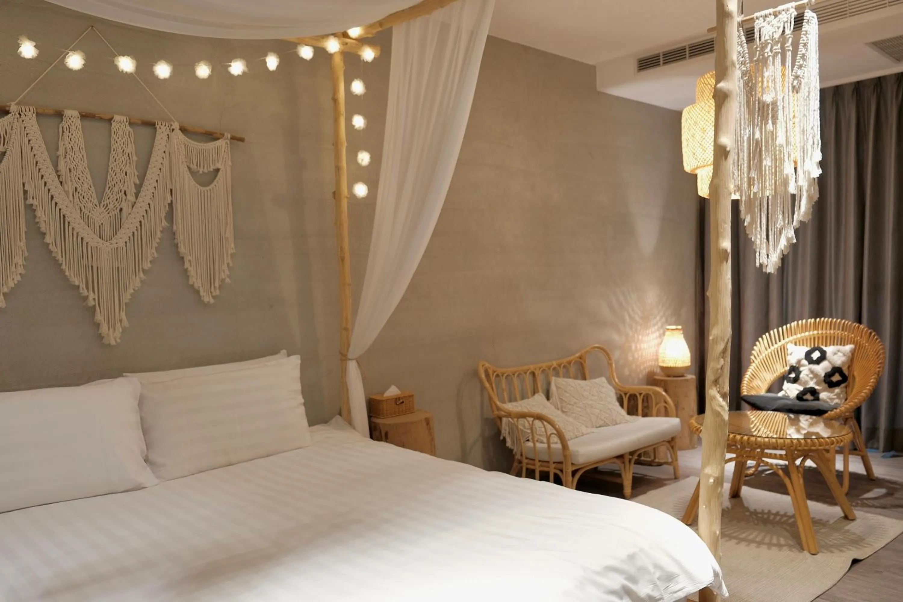 Living room, Bed in 愛黏在一起設計師民宿 Lovers BNB