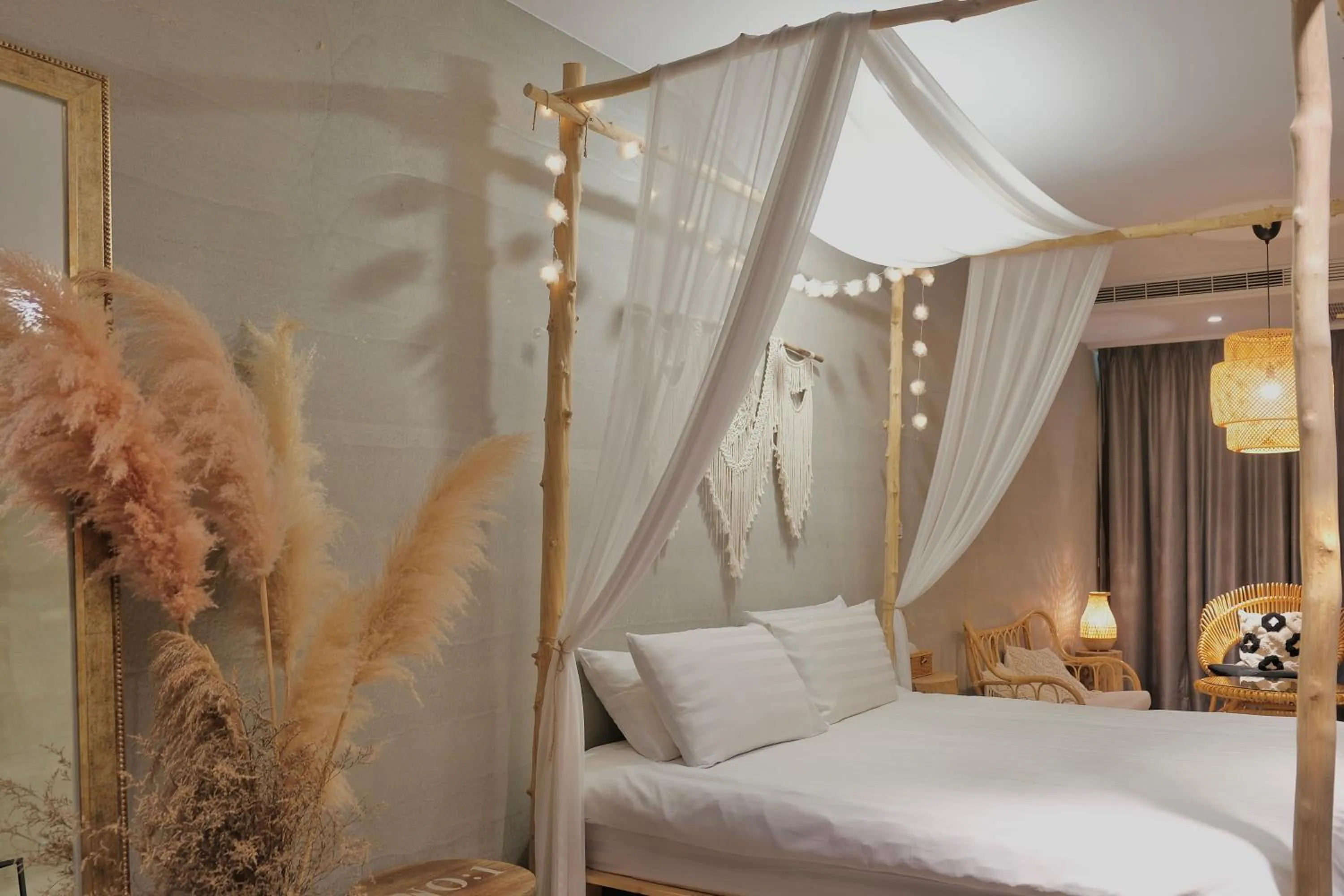 Bed in 愛黏在一起設計師民宿 Lovers BNB